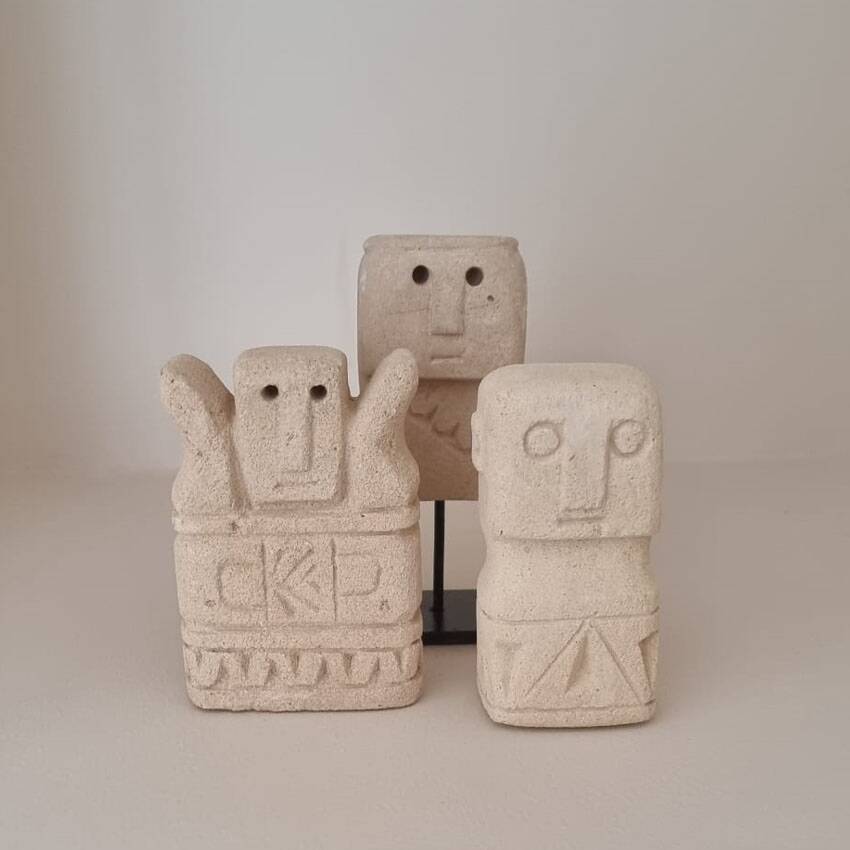 Lot de trois statues de pierre Sumba, Indonésie