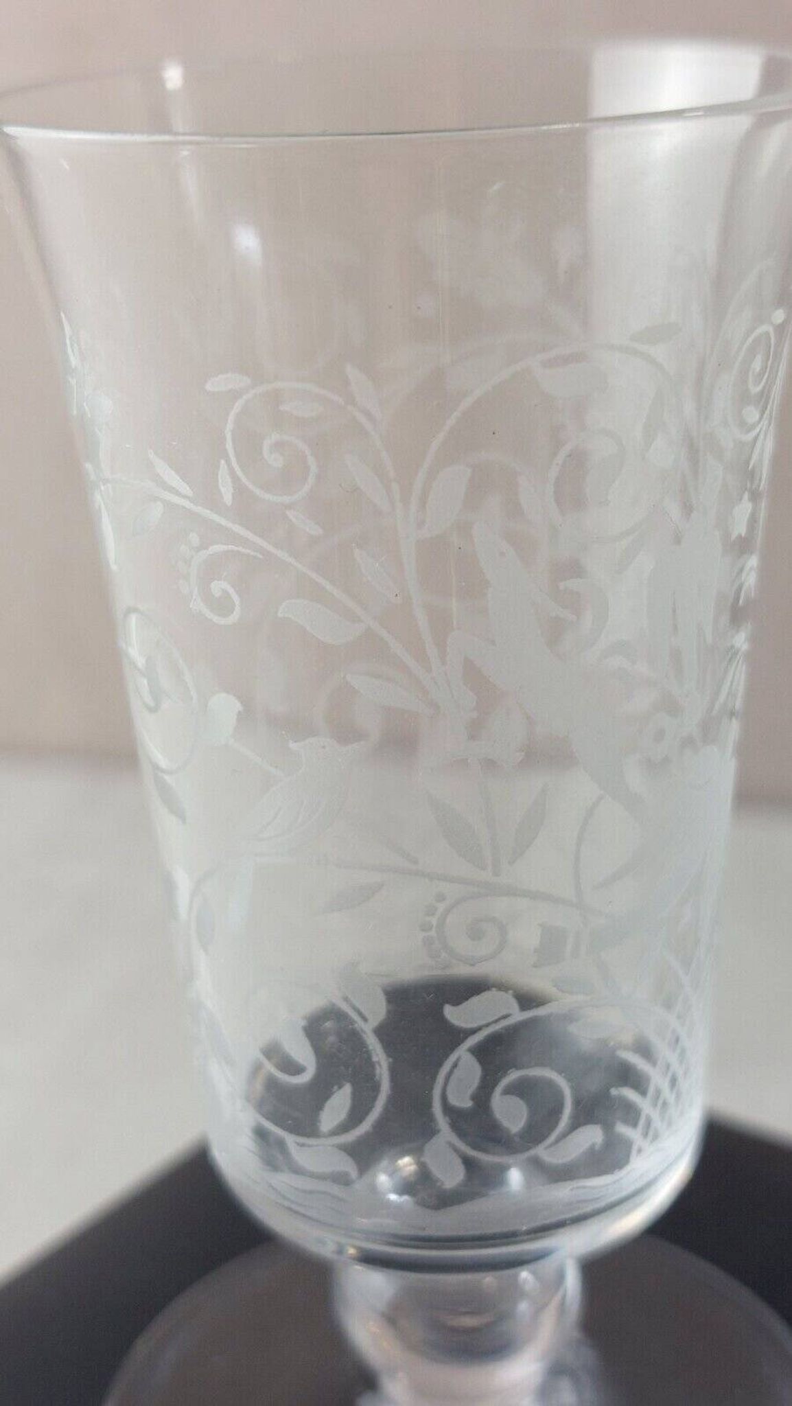 Ancien petit verre à alcool, décor Djeddah, en cristal de Baccarat, signé
