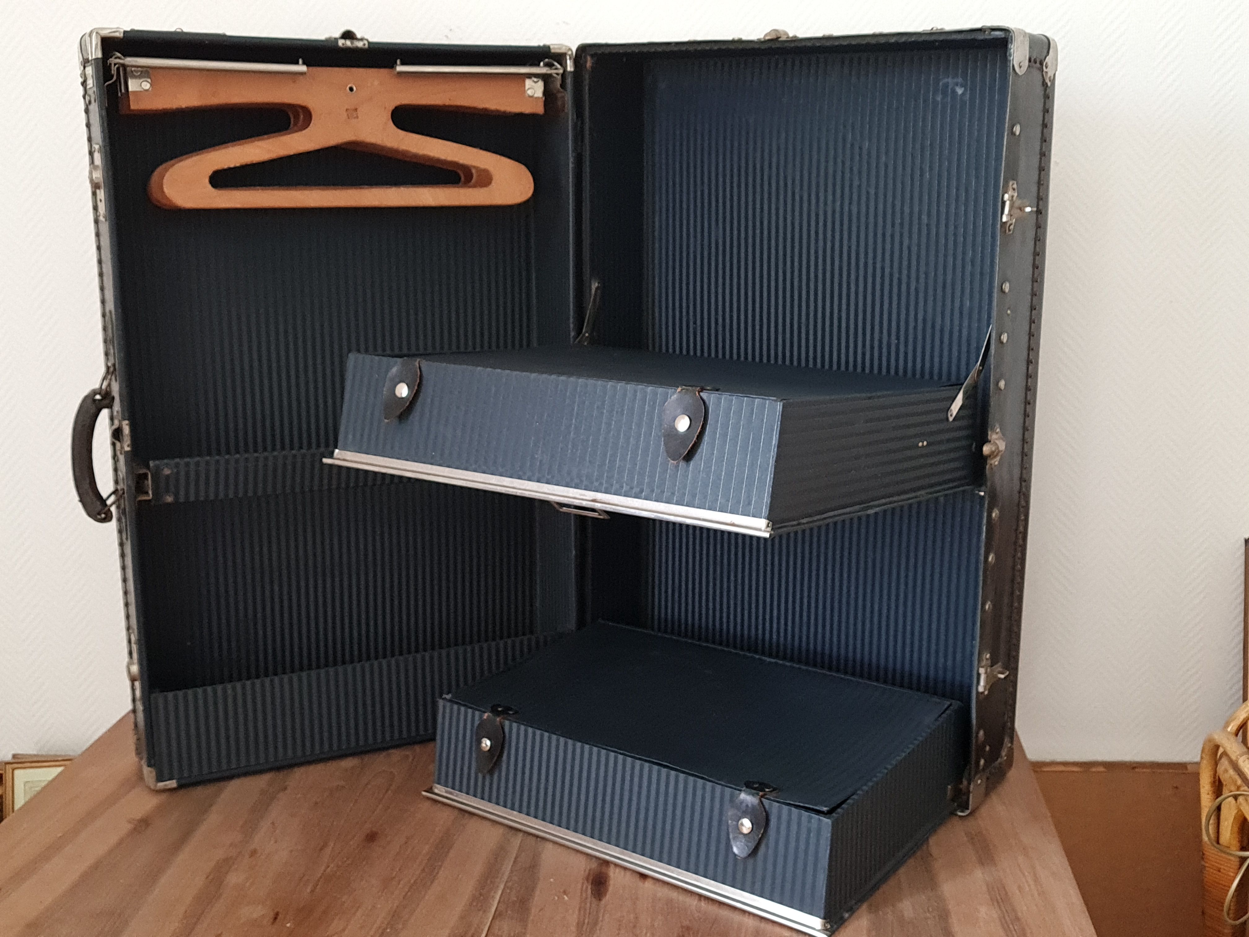 Malle cabine vintage début XXe siècle, intérieur garni, compartimenté & propre