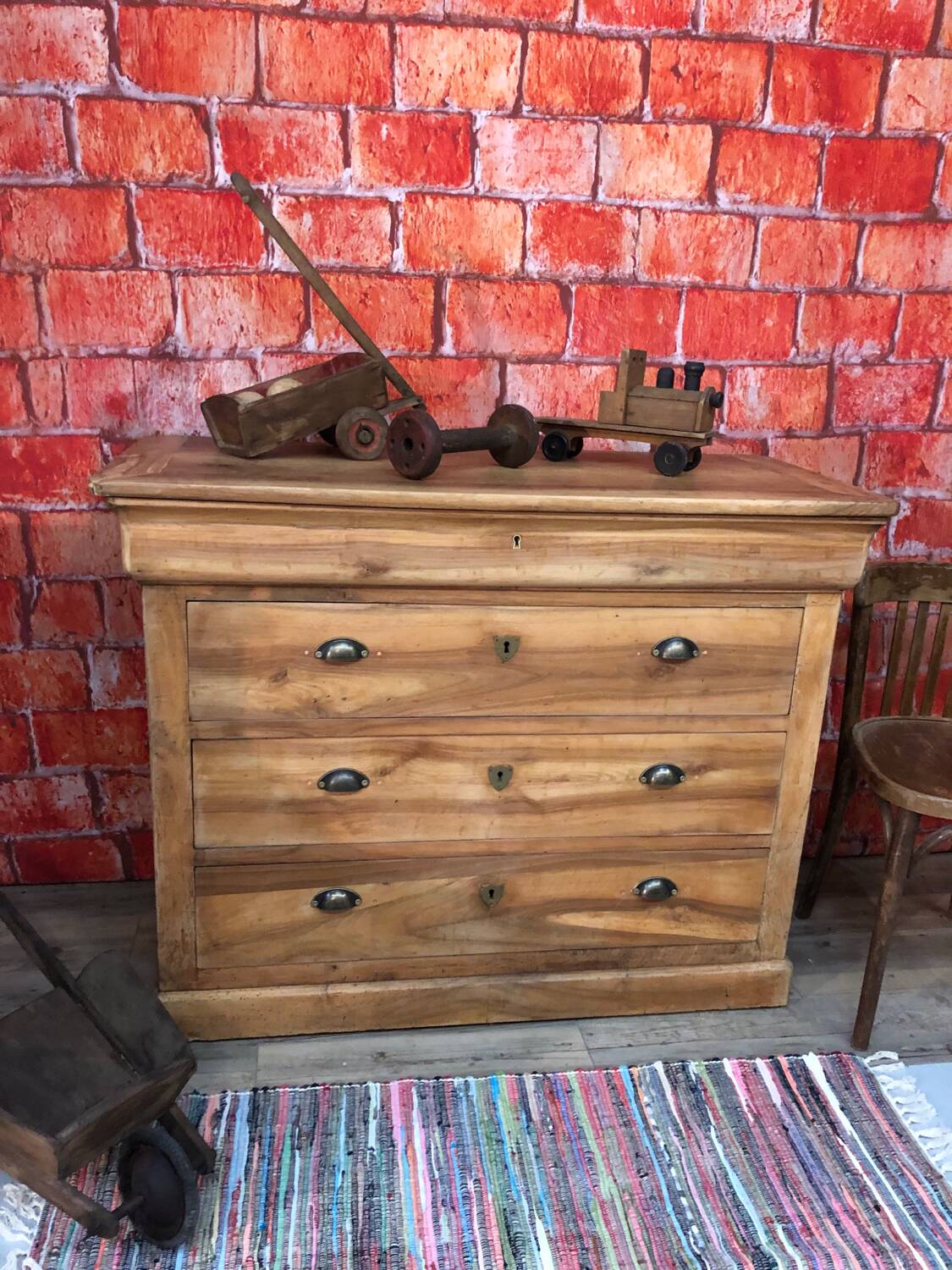 Walnut chest of drawers