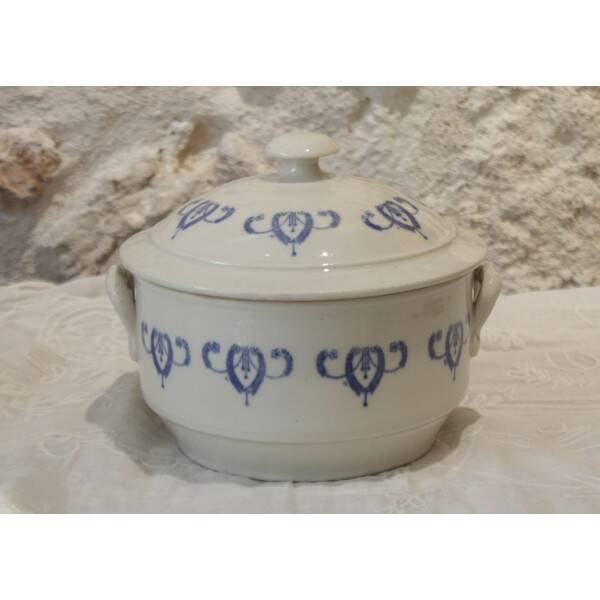 Small soup tureen, covered pot, in Saint Uze earthenware, early 20th century.