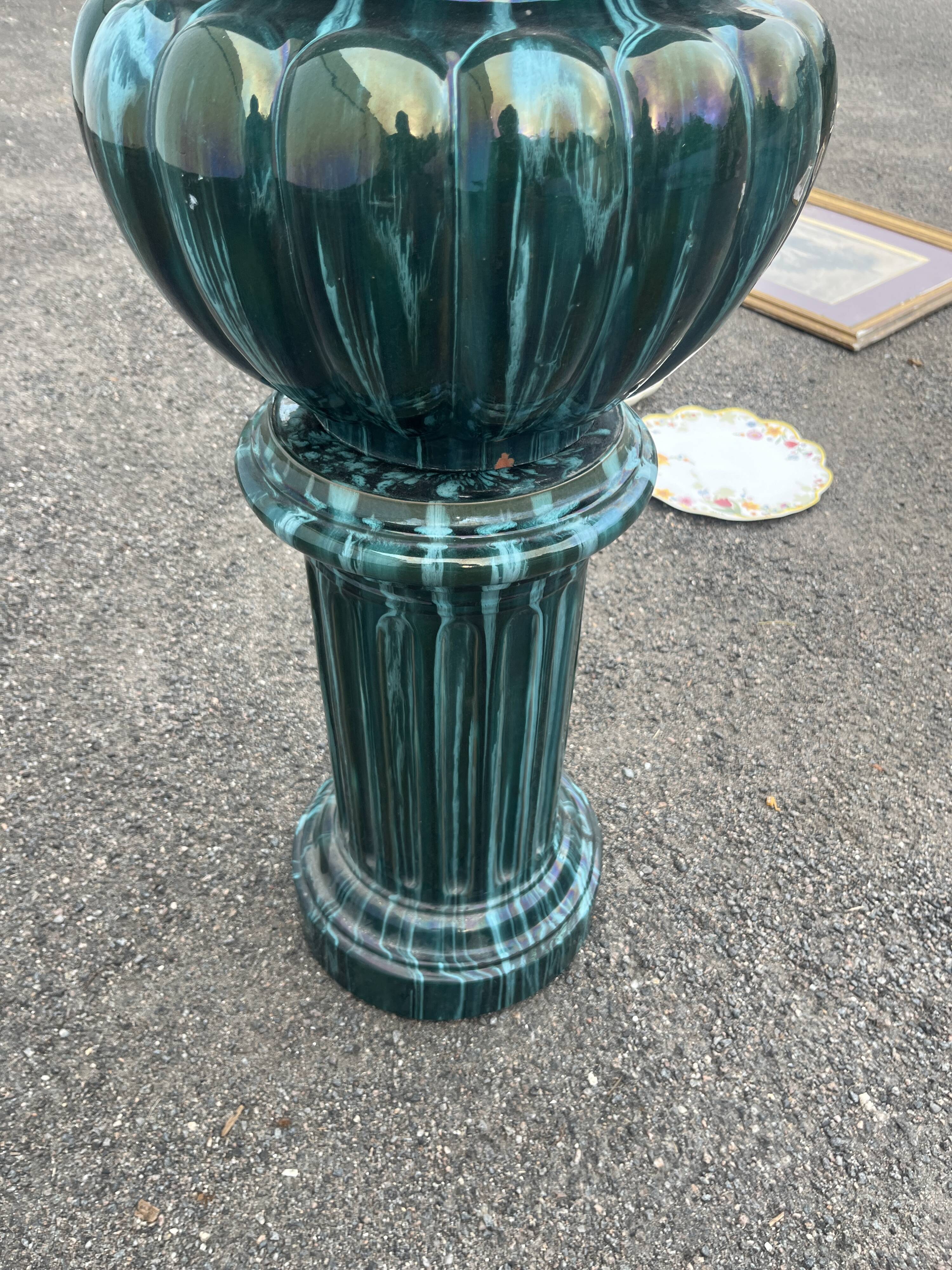 Large cache-pot on a ceramic column – In the style of Clément