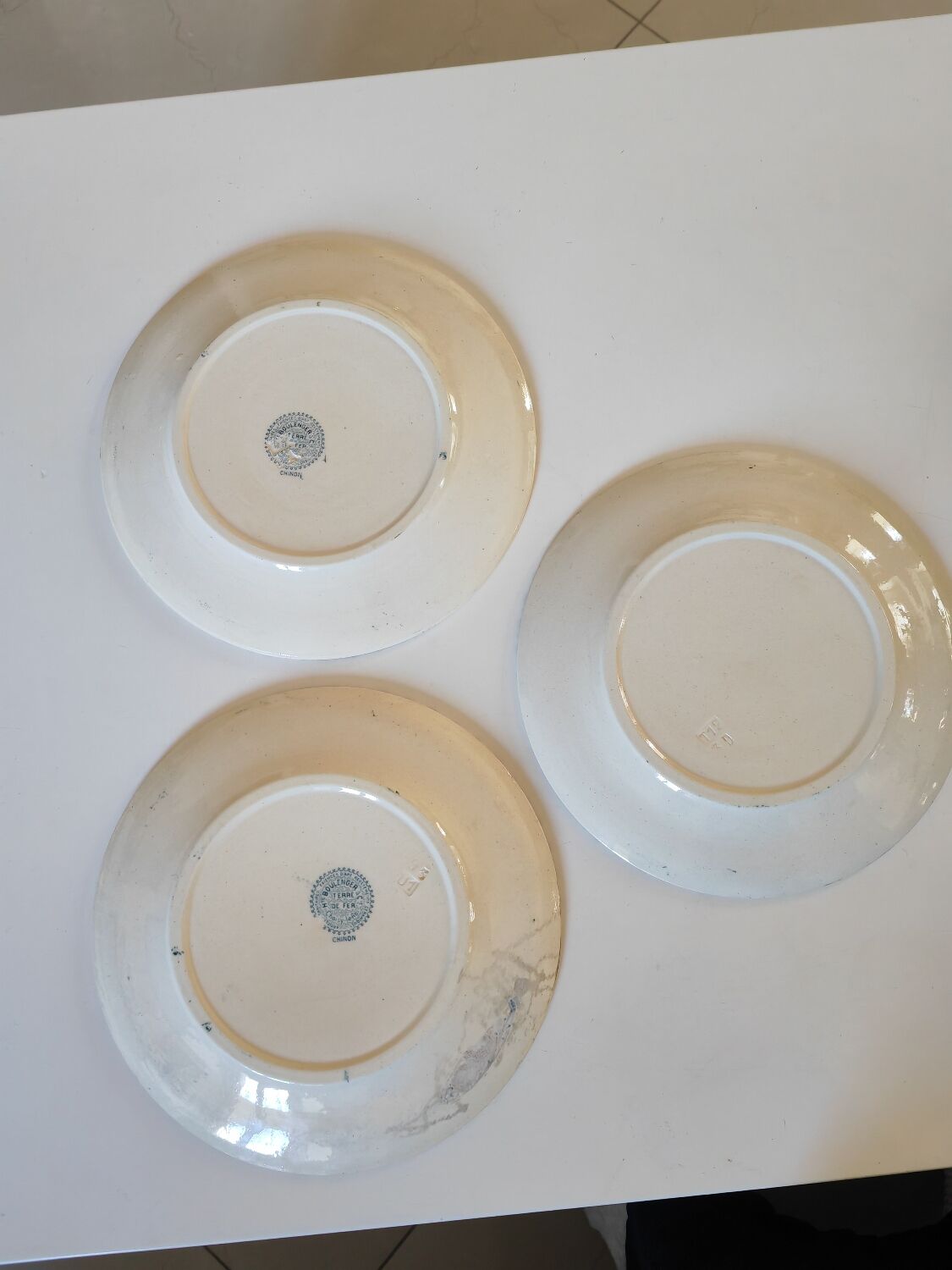 3 plates iron earth Chinon