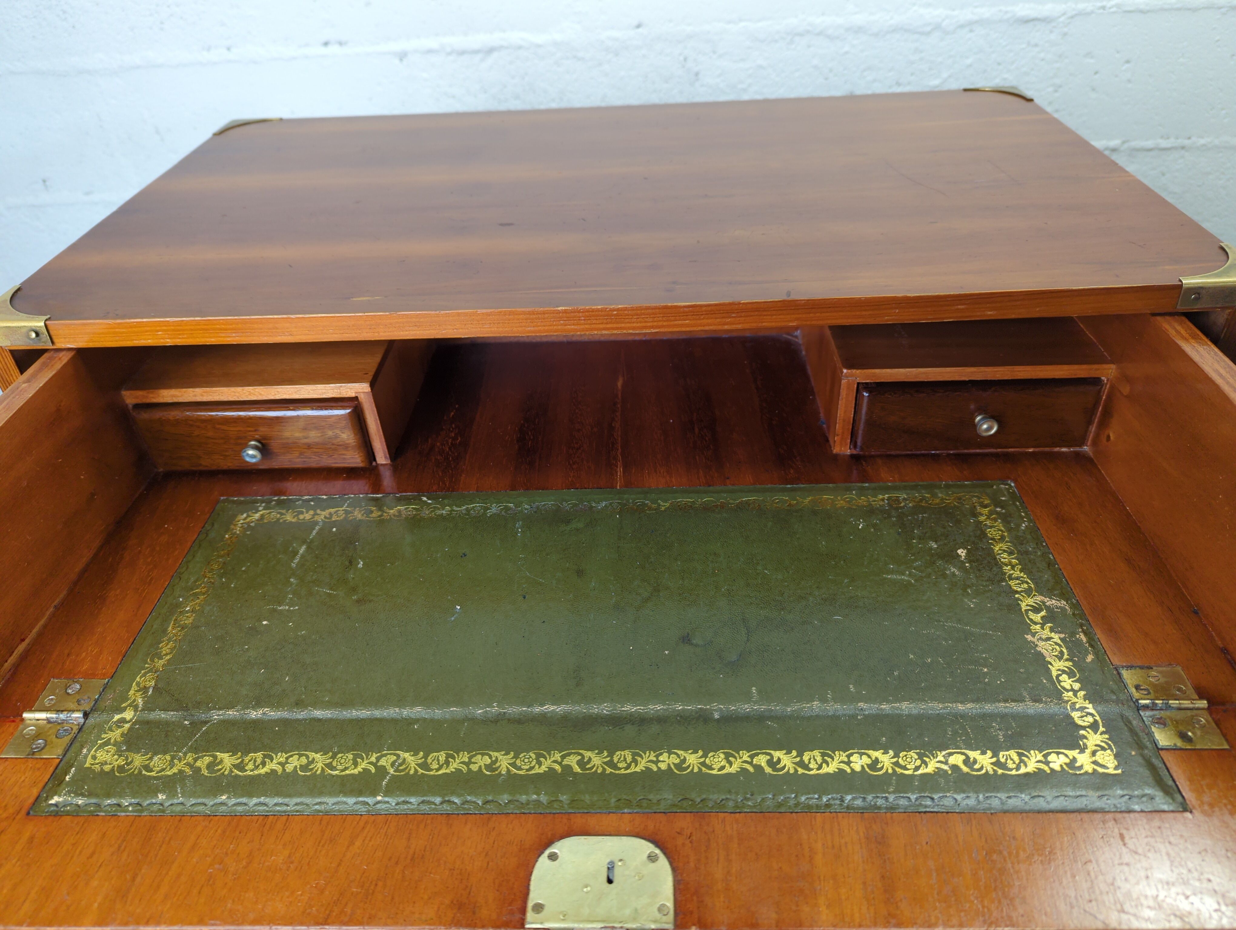 Commode marine secretary