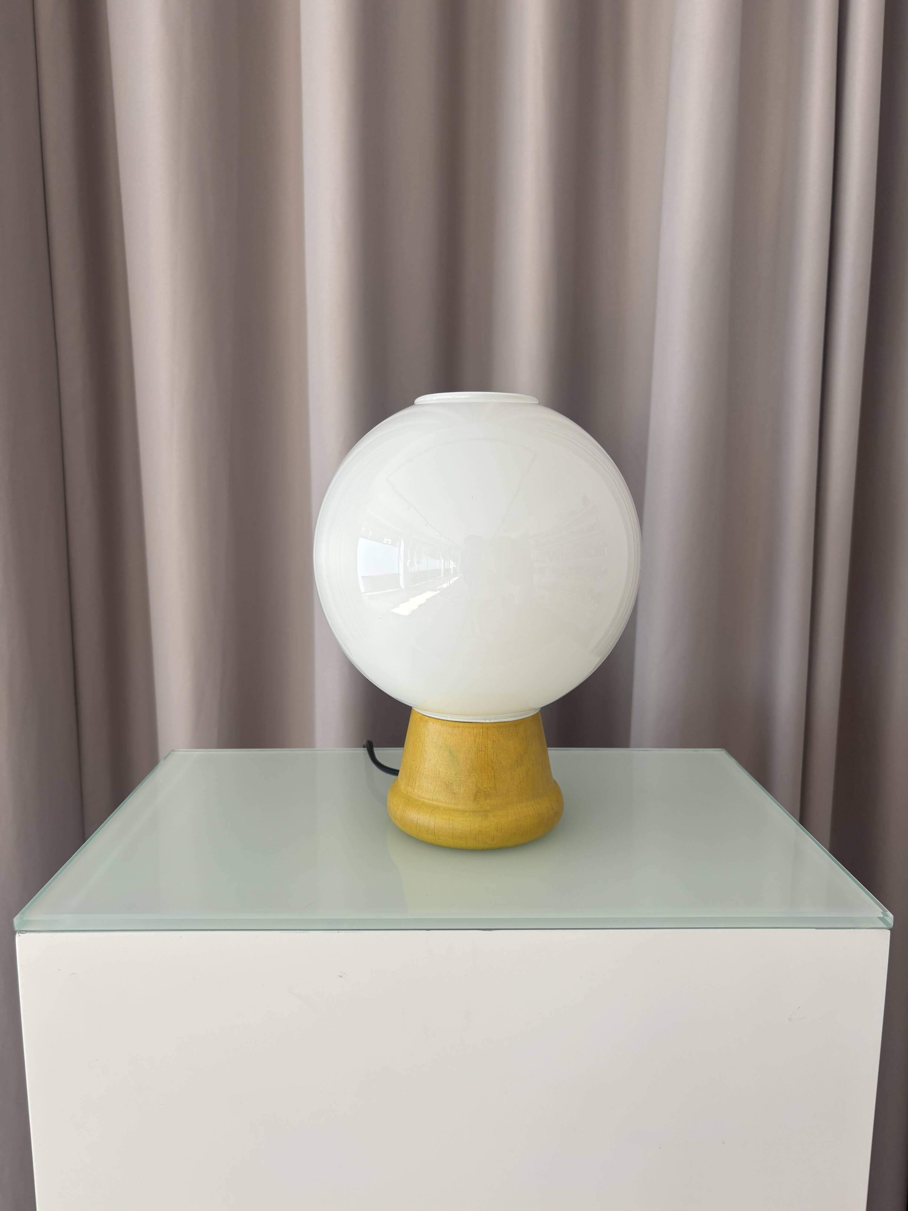 Lampe de table en verre opalin vintage avec base en bois