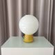 Lampe de table en verre opalin vintage avec base en bois