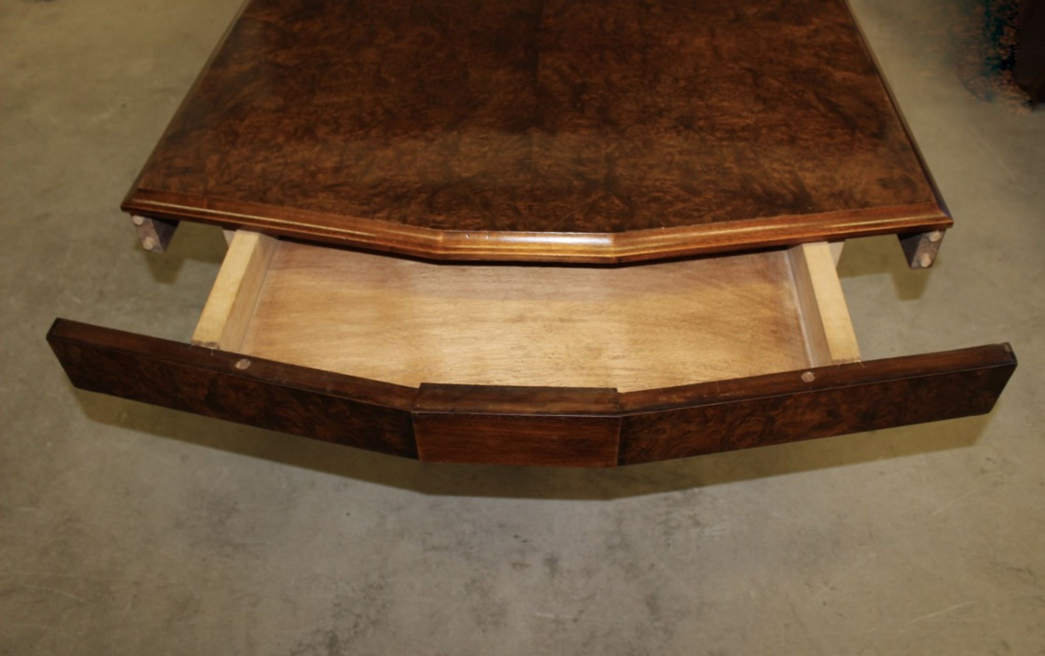 Table art déco en acajou et loupe d'orme vers 1930