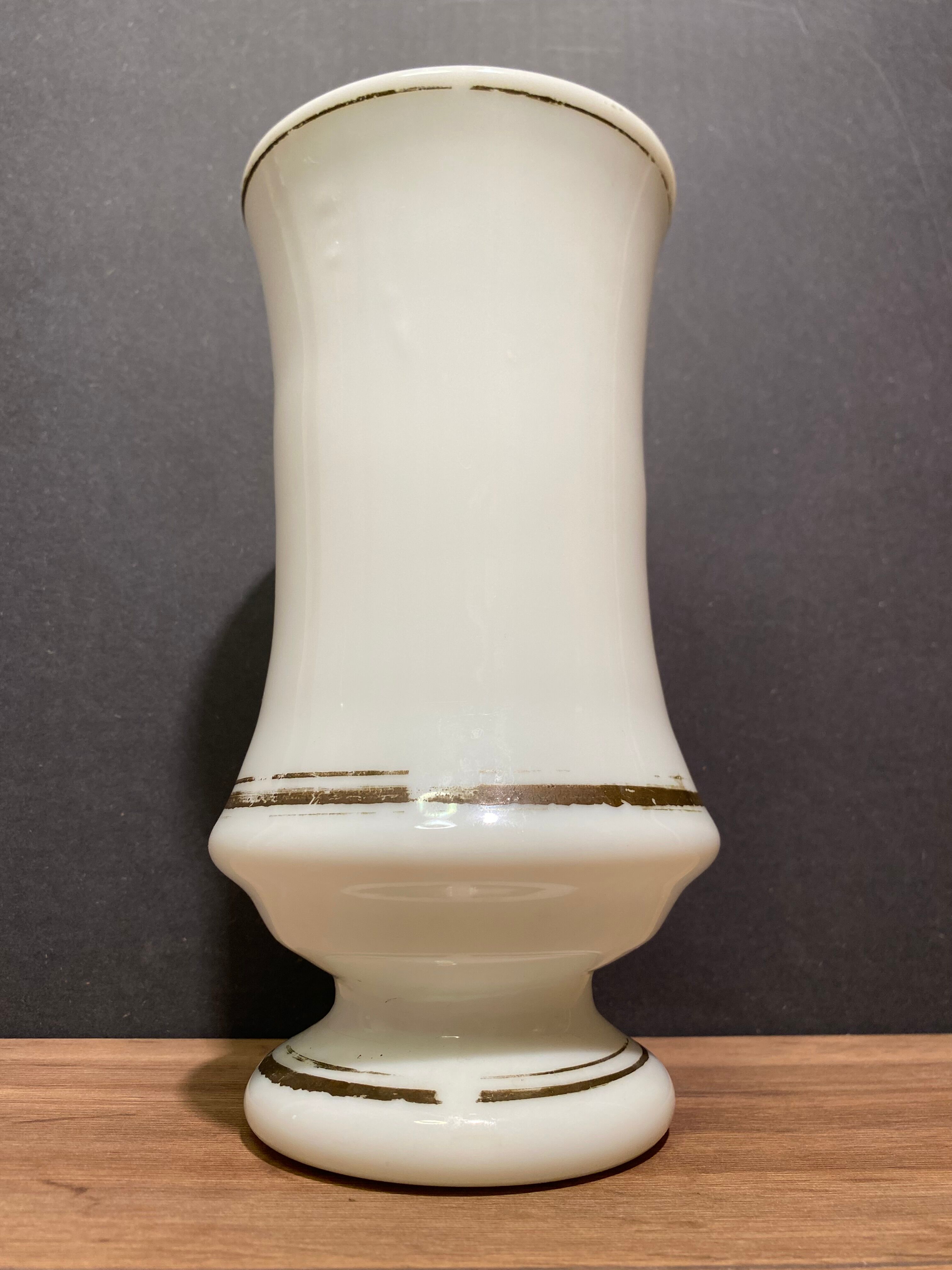 Vase on pedestal in white opaline nineteenth