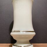 Vase sur piédouche en opaline blanche XIXe