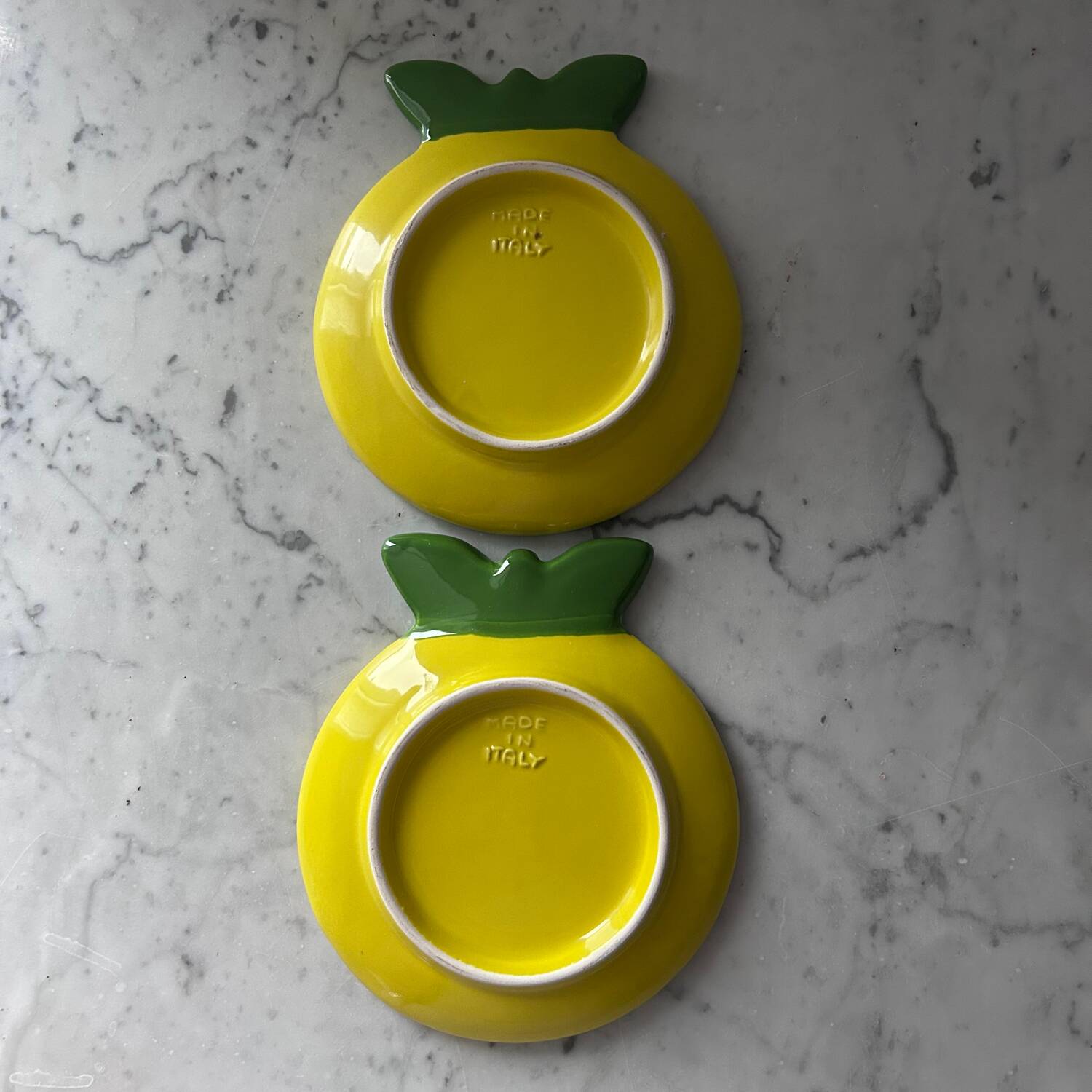 Paire de plats citrons en barbotine