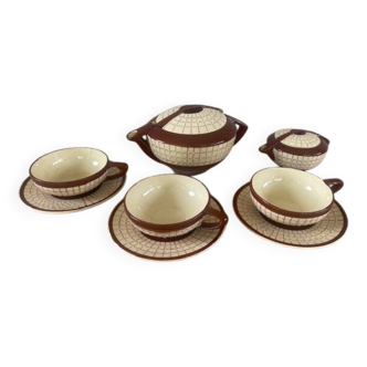 Small tea service in fine earthenware.