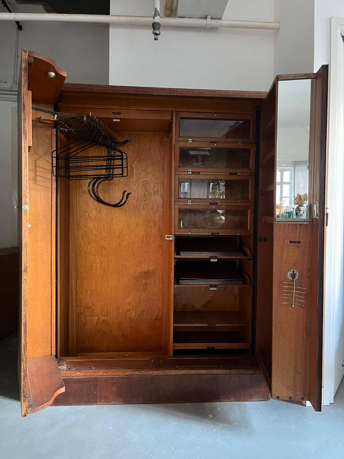 Armoire cabine anglaise en acajou de marque Compactom pour homme