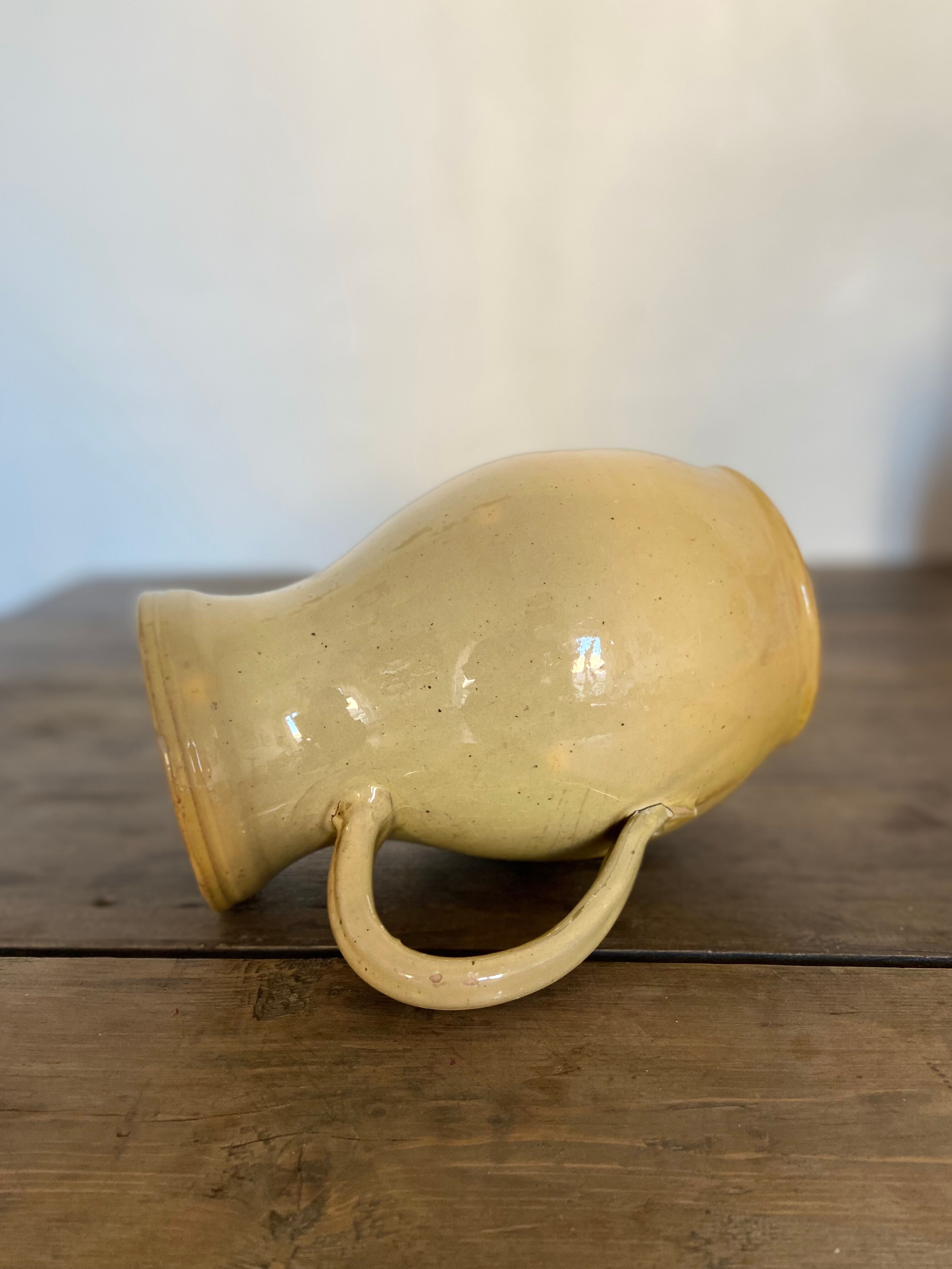 Pichet émaillé jaune vintage en céramique