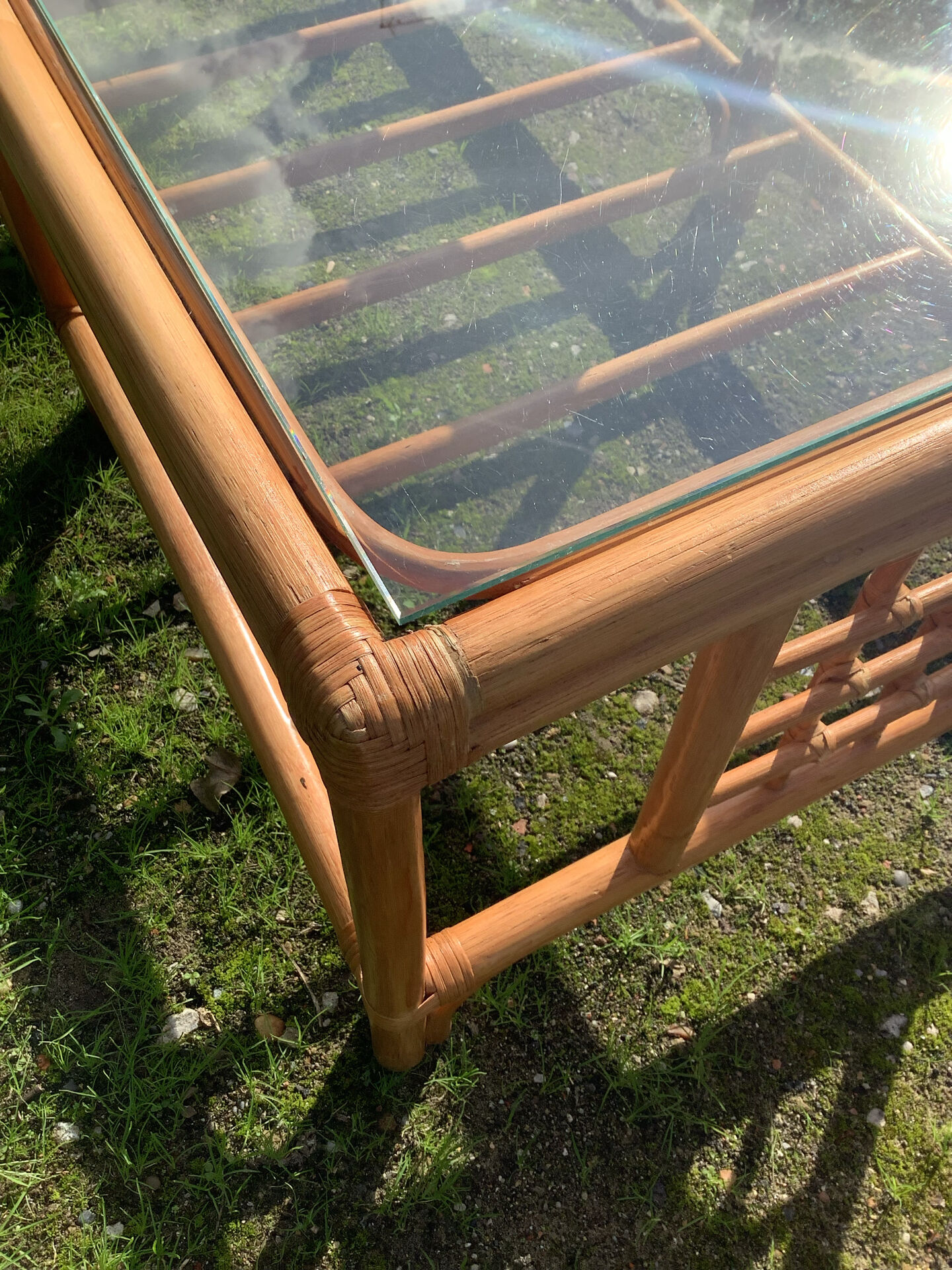 Table basse vintage en rotin et verre