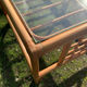 Table basse vintage en rotin et verre