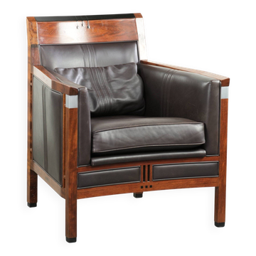 Fauteuil design Art Déco avec revêtement en cuir de vache marron foncé.