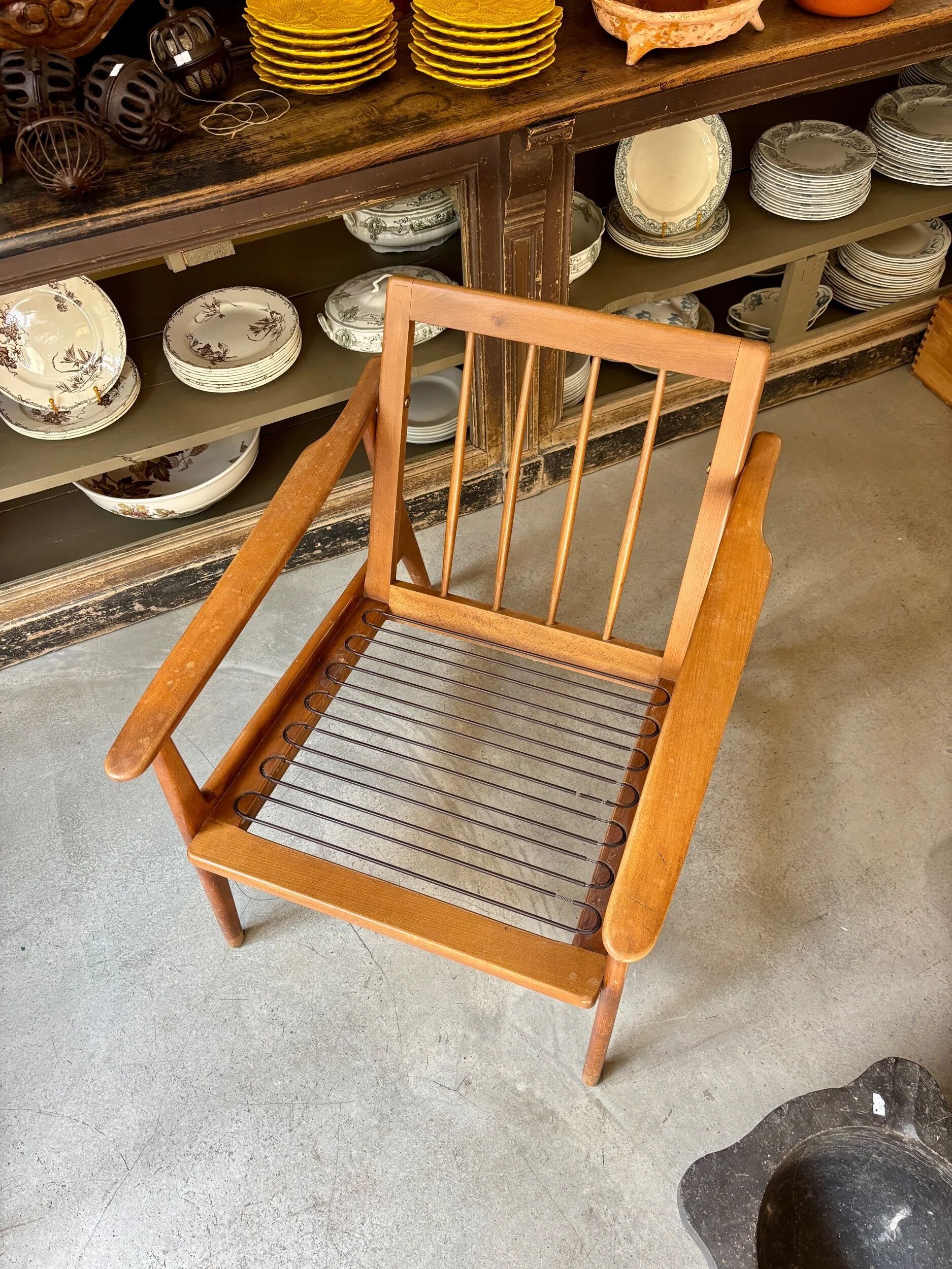 Fauteuil de style scandinave en bois clair et tissu vert foncé, vers 1960