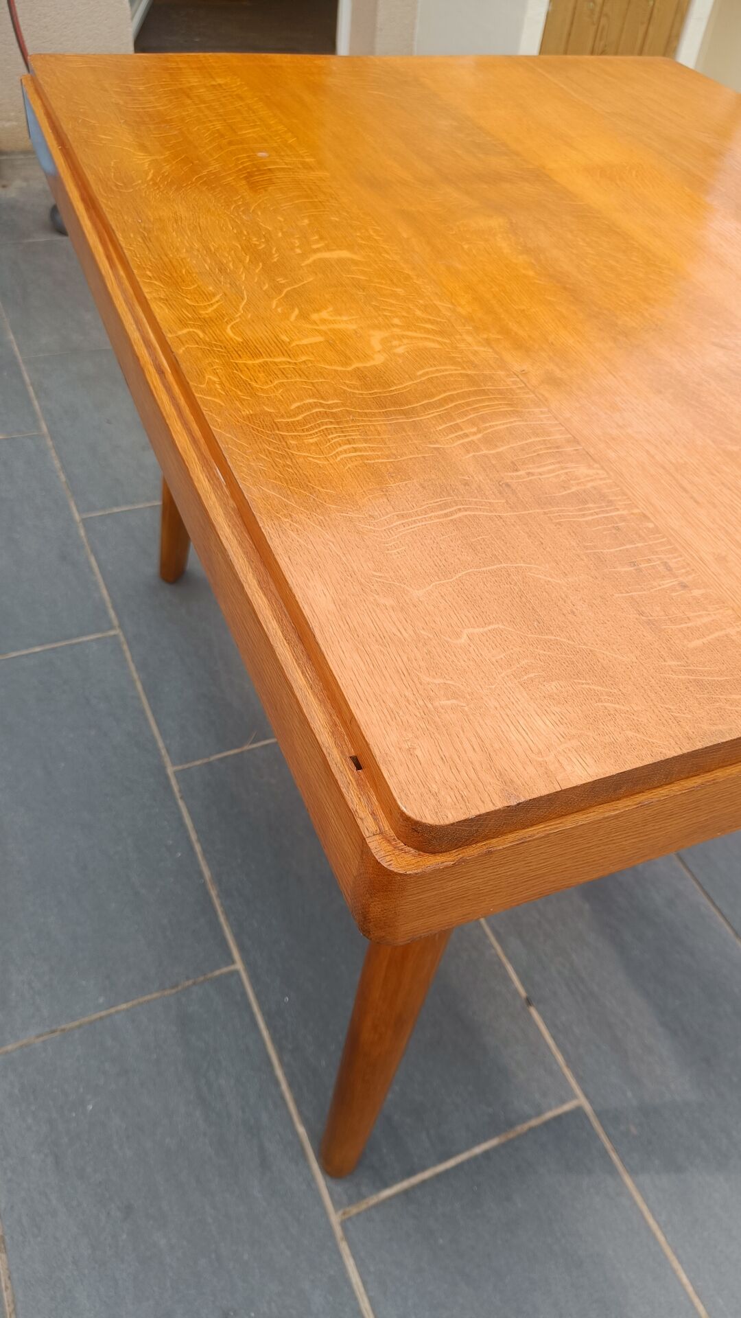 Table scandinave en chêne – 110 × 90 cm