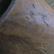 Table basse en souche d'arbre antique sculptée avec plateau en verre circulaire