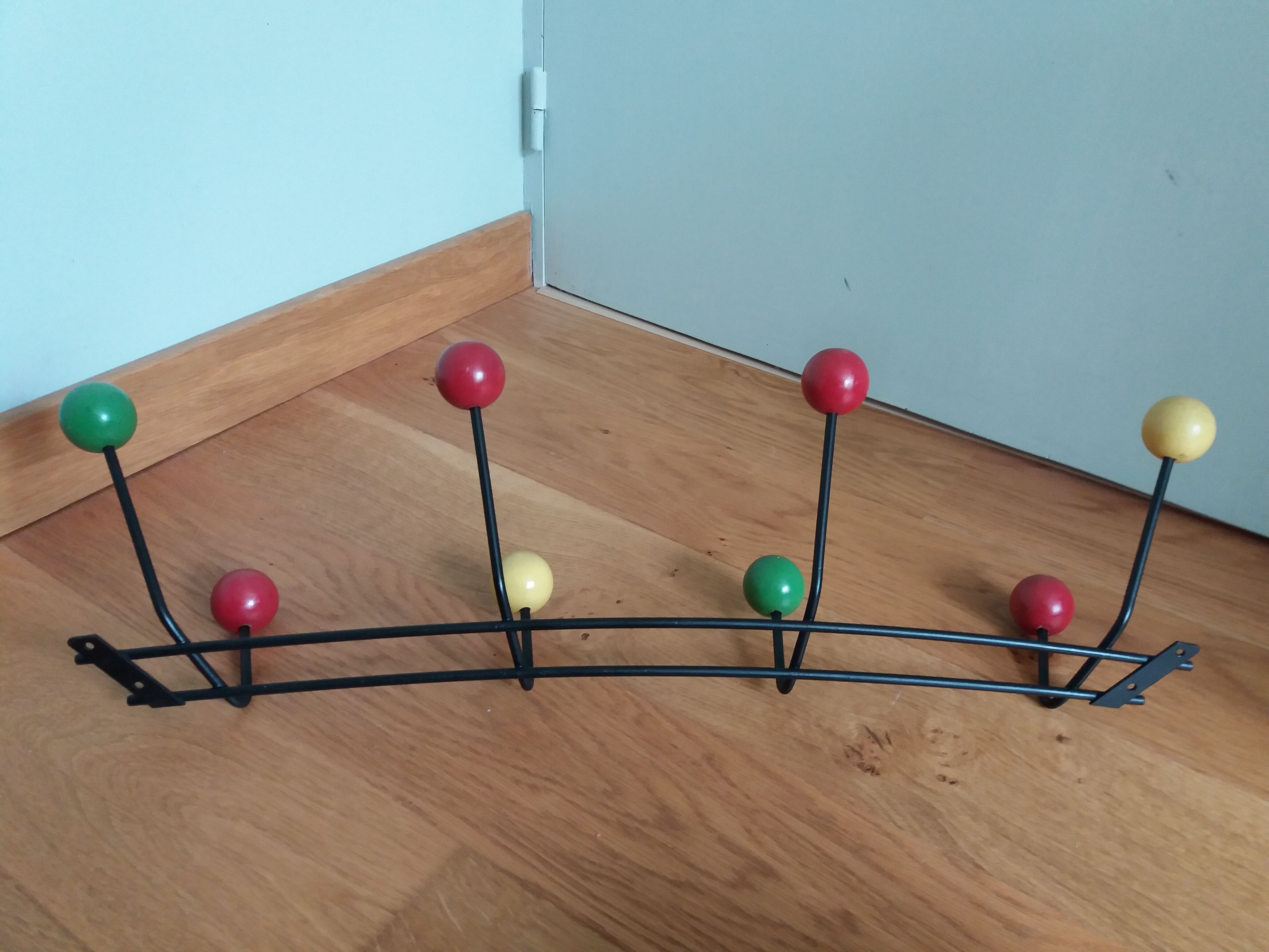 Ball coat rack