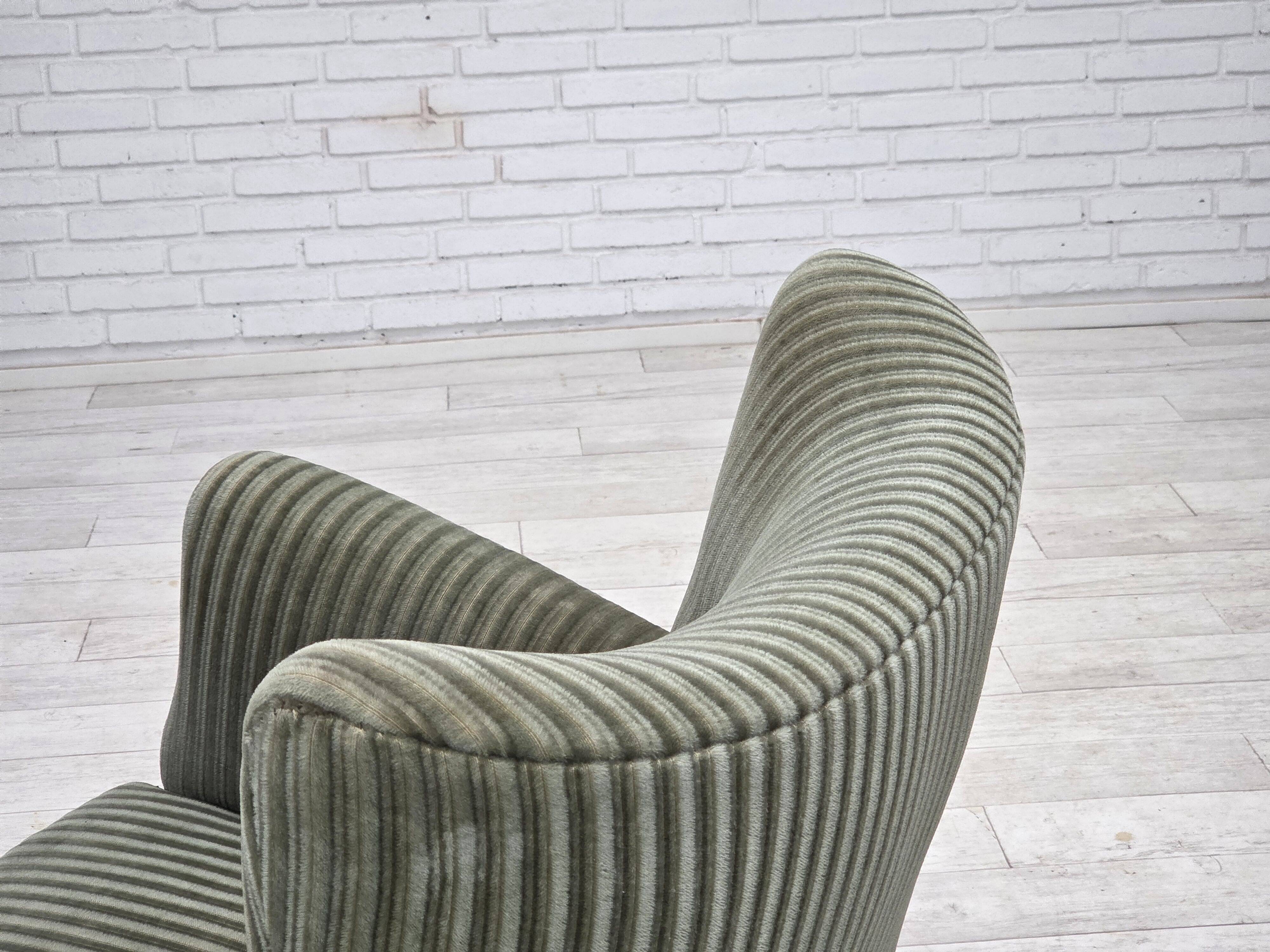 Fauteuil danois des années 1960, revêtement en velours vert, pieds en chêne.