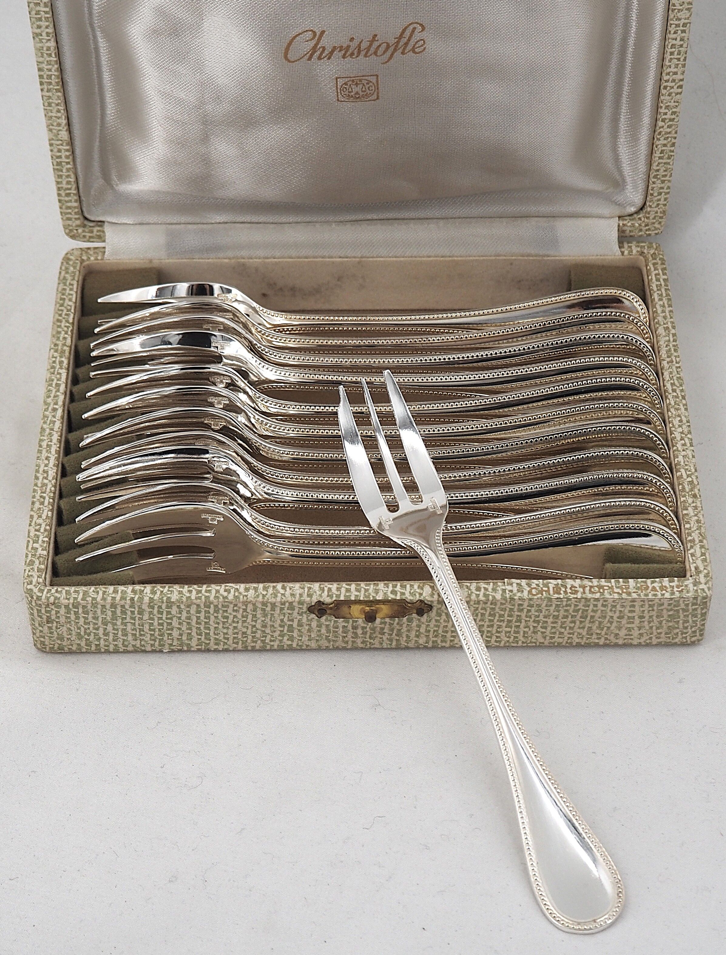 Christofle Perles 12 silver-plated cake forks, excellent condition.