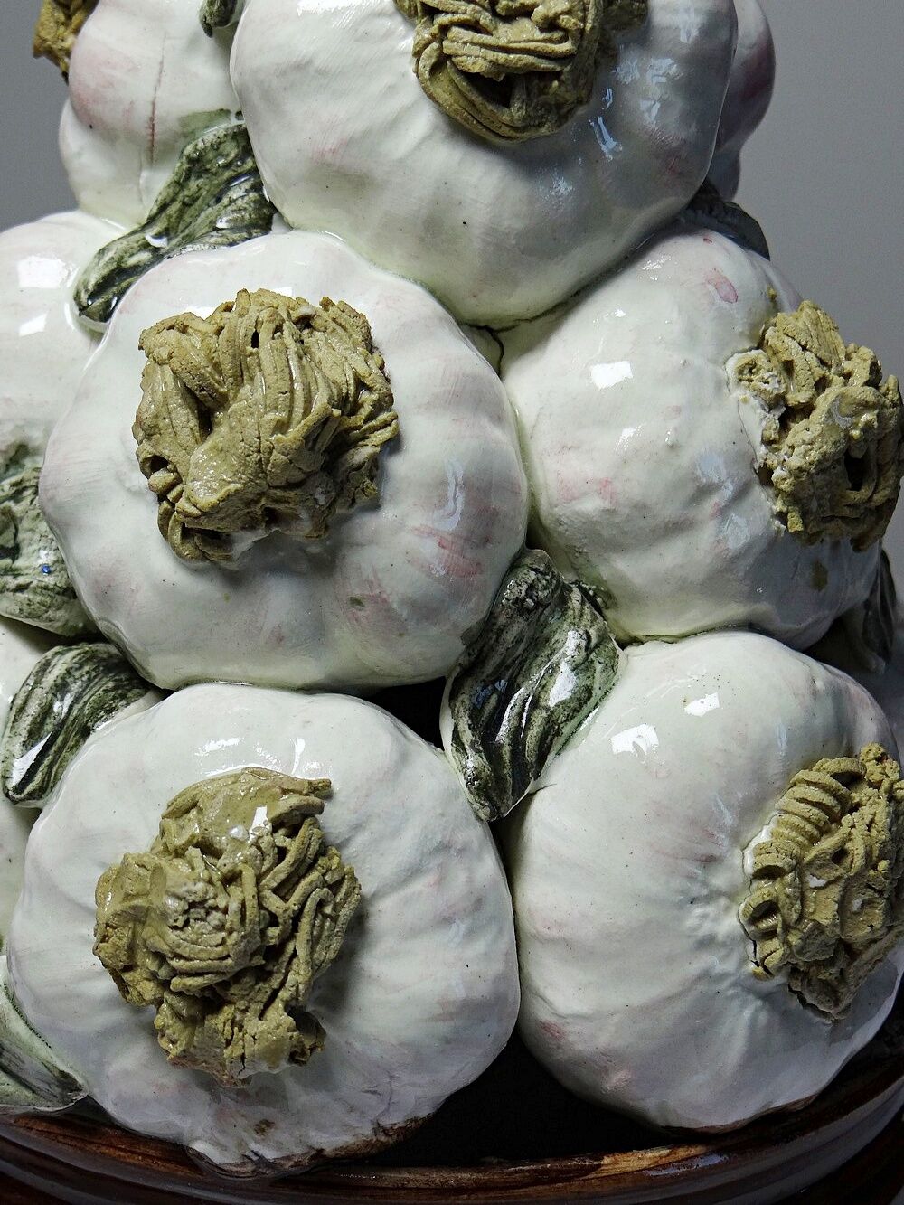 Vintage trompe-l’œil garlic pyramid in glazed ceramic from Manises, Spain.