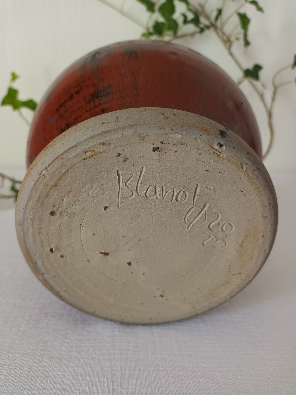 Lamp base in white terracotta stoneware.