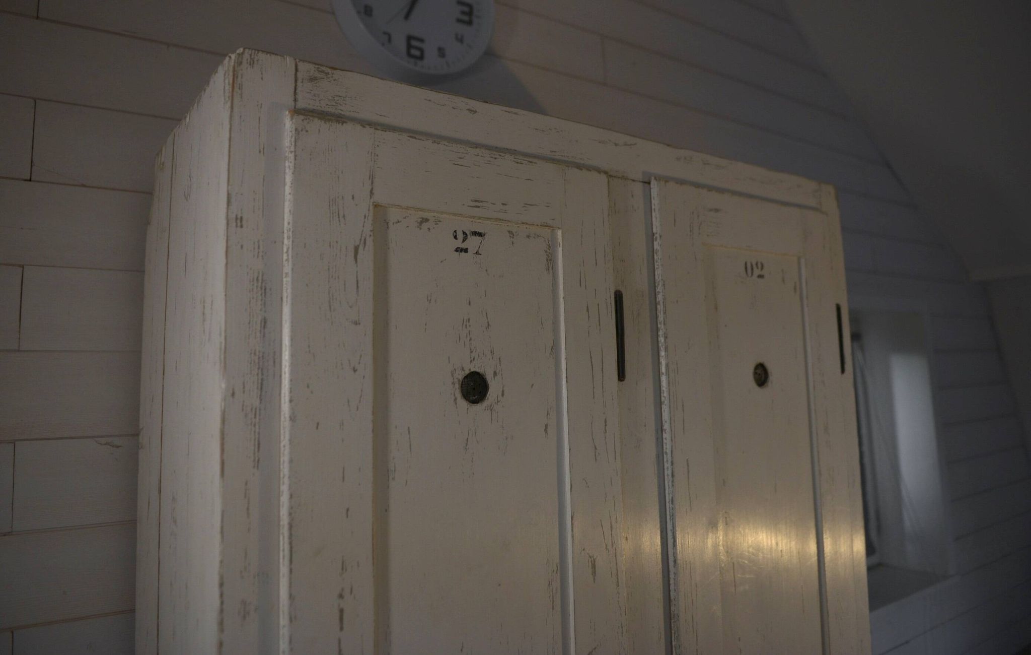 Armoire blanche en bois