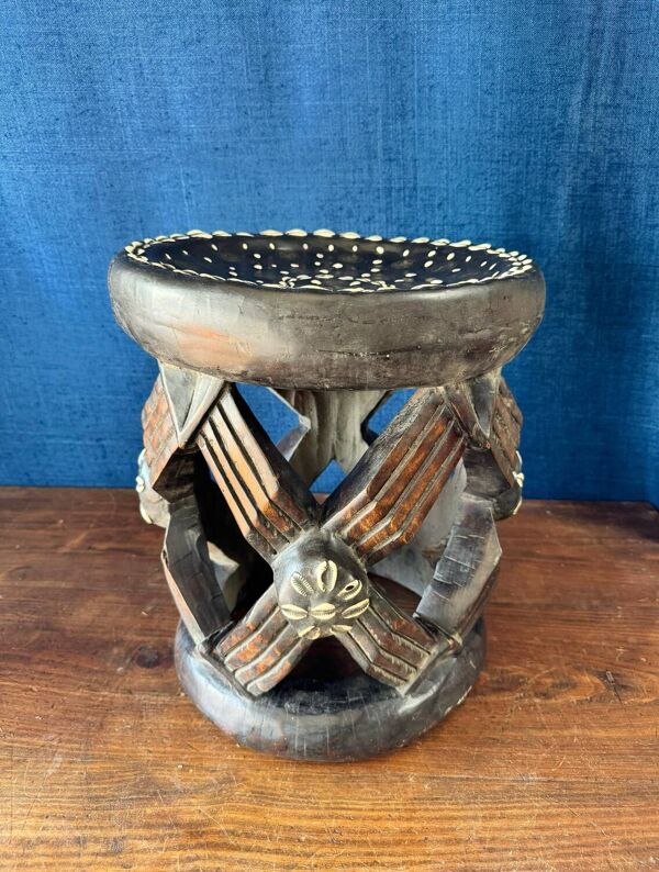 Tabouret africain traditionnel. Sculpté à la main, richement orné