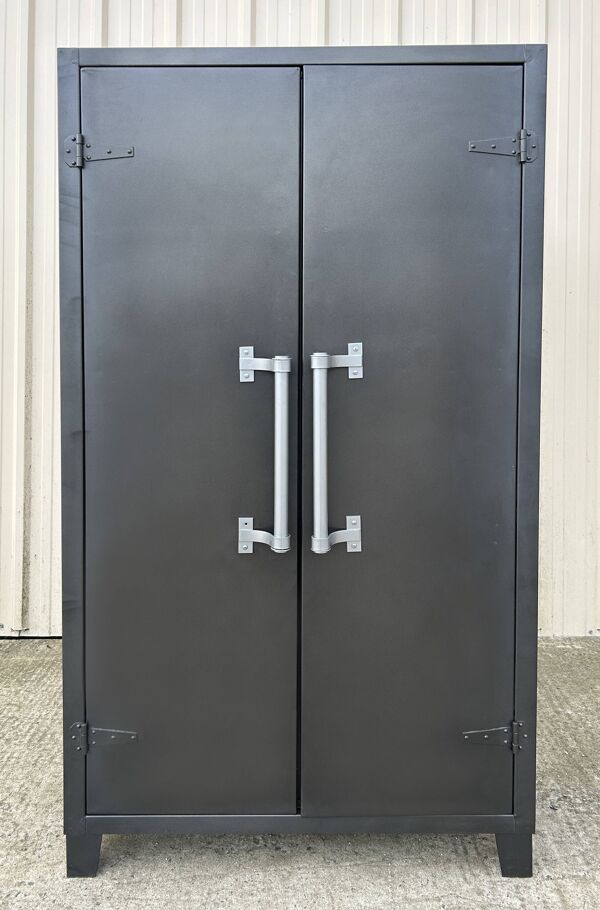 Armoire de cuisine en métal, poignées bâton de maréchal aluminium; années 50