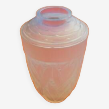 Vase verre opalescent en forme d' urne  Décor de feuillages et de baies