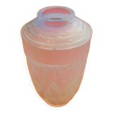 Vase verre opalescent en forme d' urne  Décor de feuillages et de baies