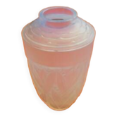Vase verre opalescent en forme d' urne  Décor de feuillages et de baies