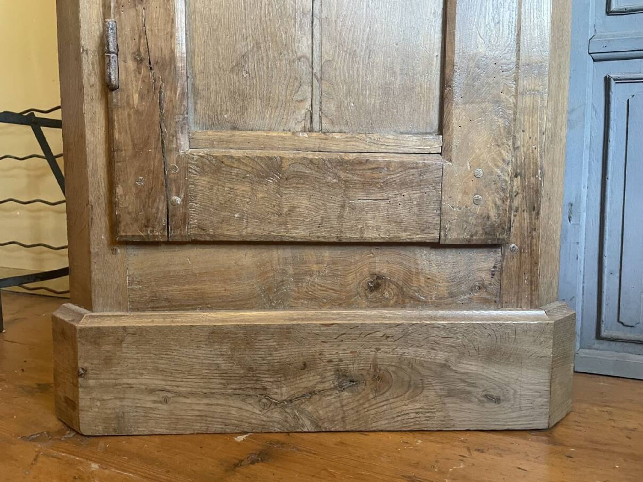 Armoire d'angle provinciale XIXe siècle noyer/chêne