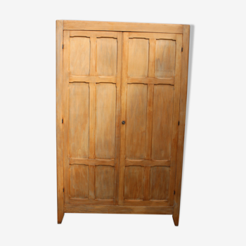 Armoire parisienne en bois brut