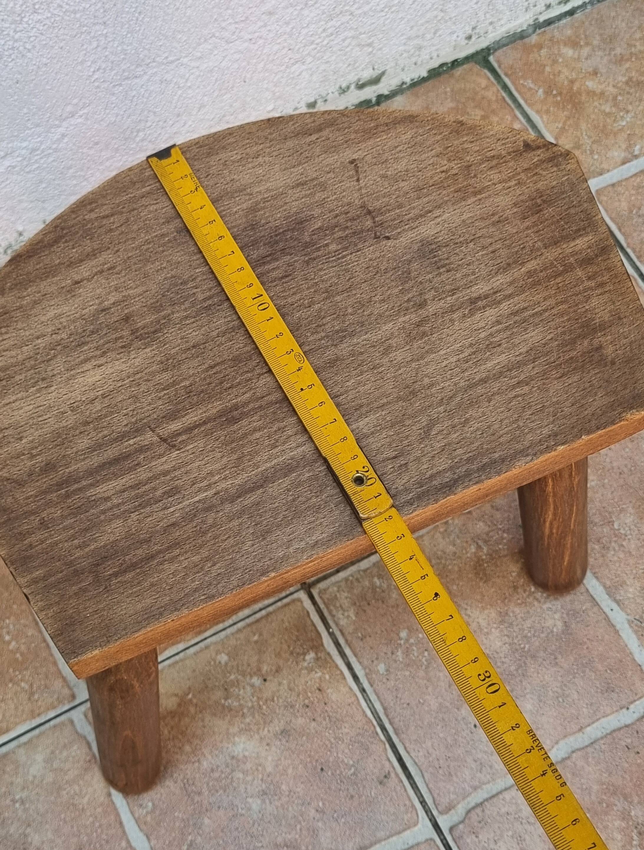 Tabouret bas tripode en bois massif, design organique brutaliste, années 70