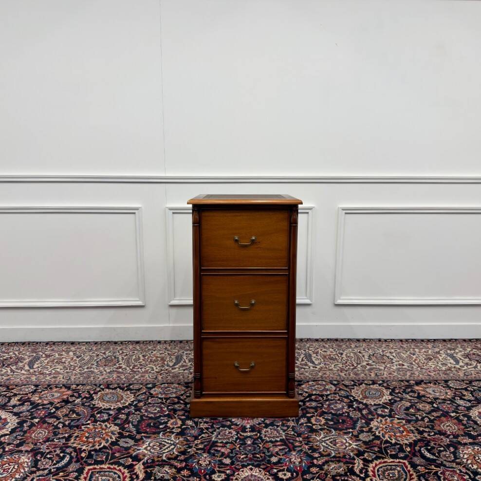 Classic Englisch Chest of Drawers