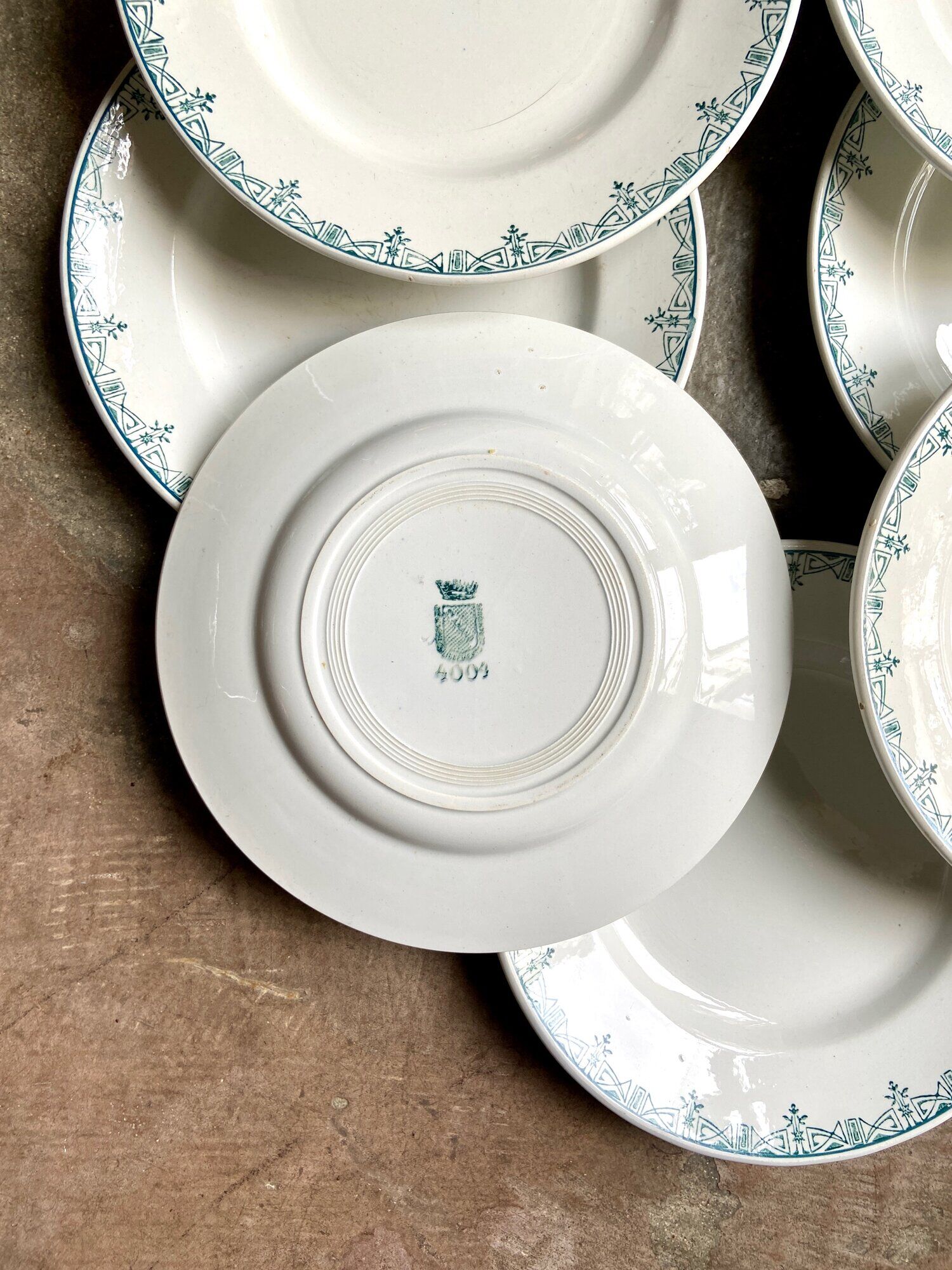 8 flat plates St Amand & Hamage in iron earth