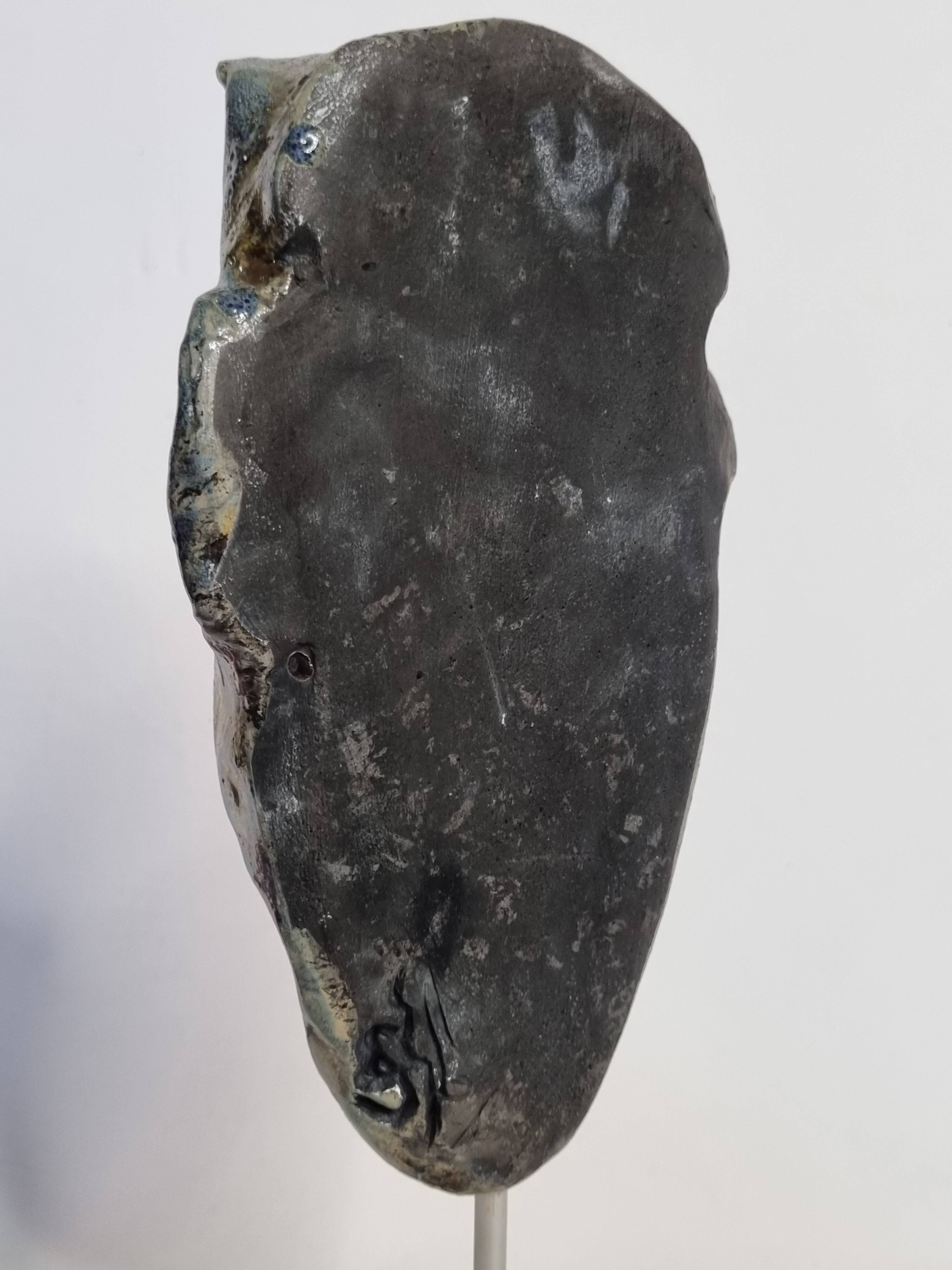 Masque en céramique raku signé, sur socle – Sculpture contemporaine, 35 cm