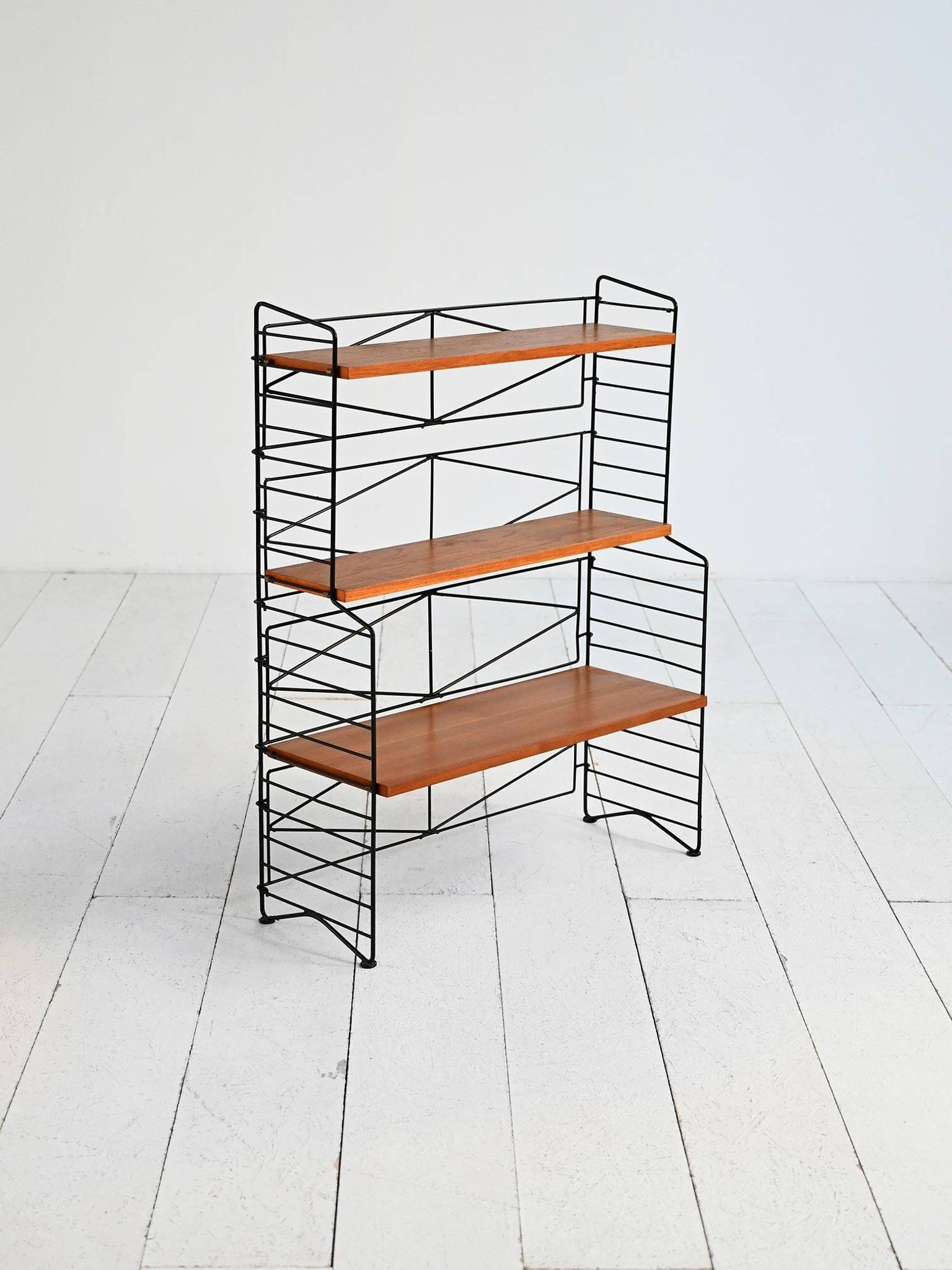 Bibliothèque modulaire scandinave de style "String" des années 1950-60.