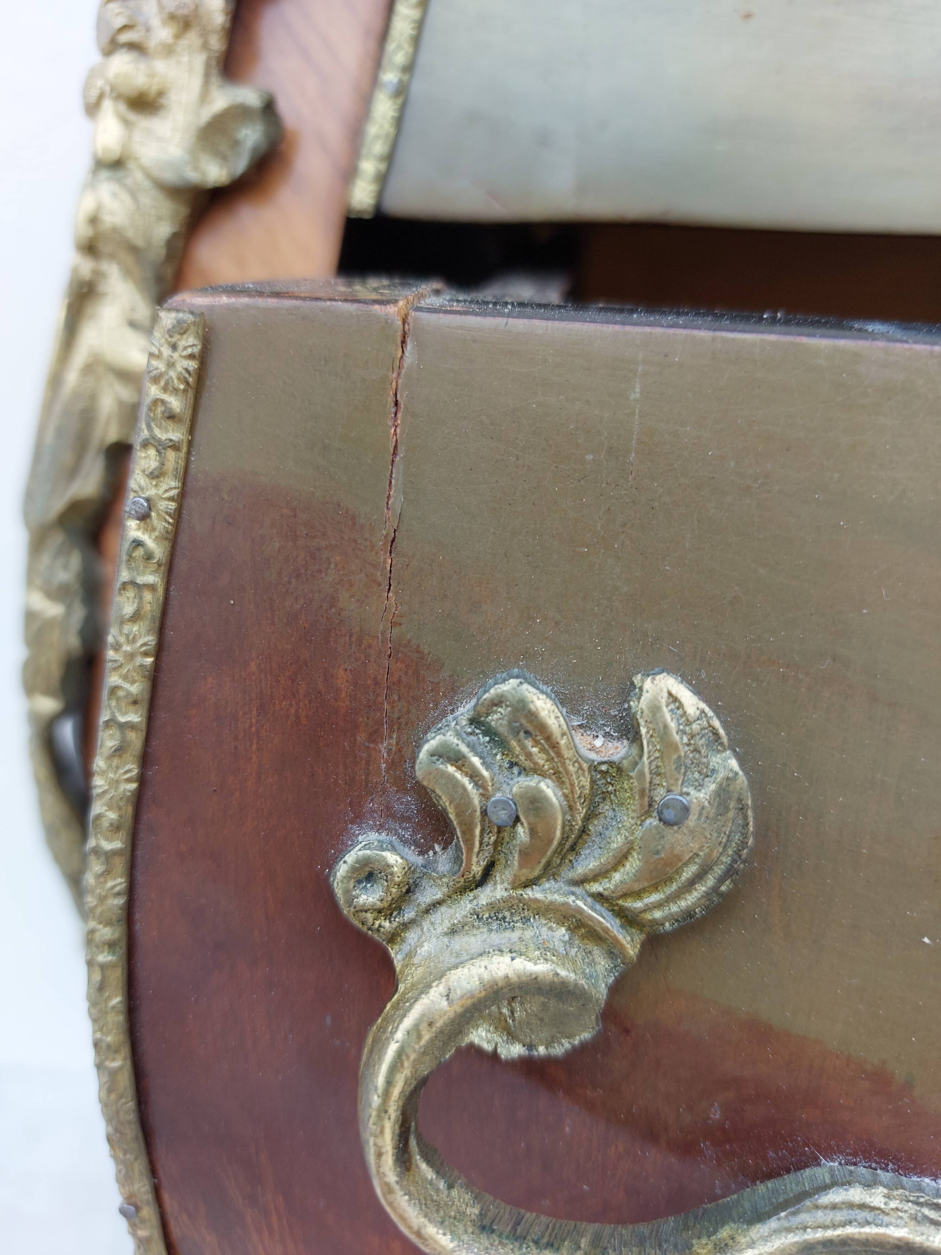 Louis XV curved chest of drawers in Martin varnished marquetry
