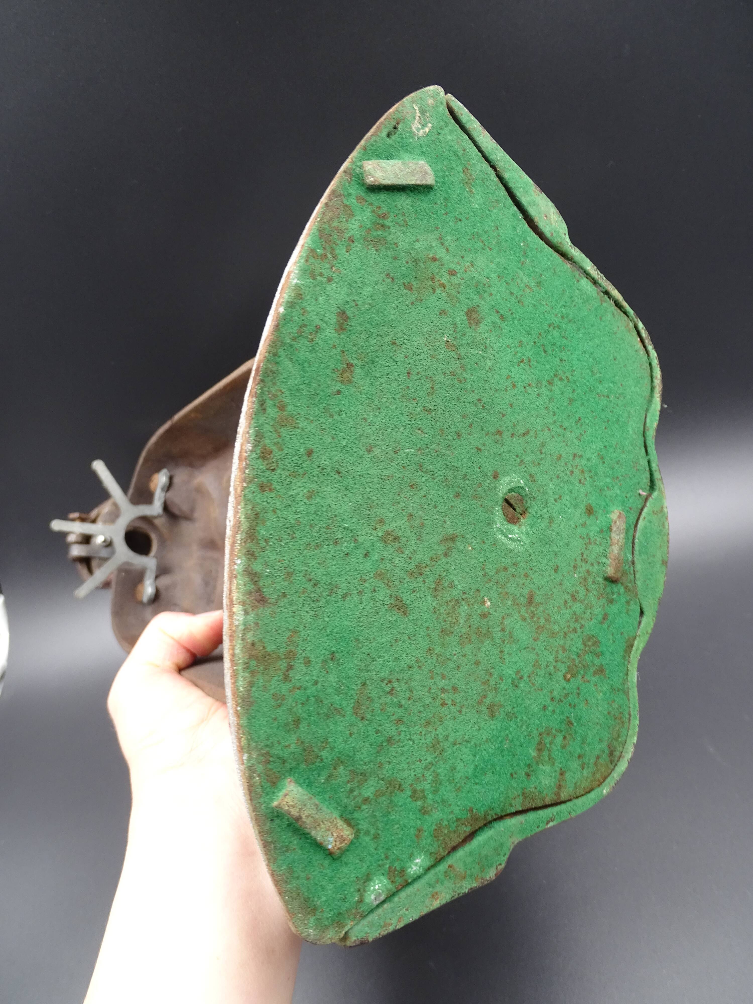 Full chimney servant of his accessories - The enamelled cast iron knight