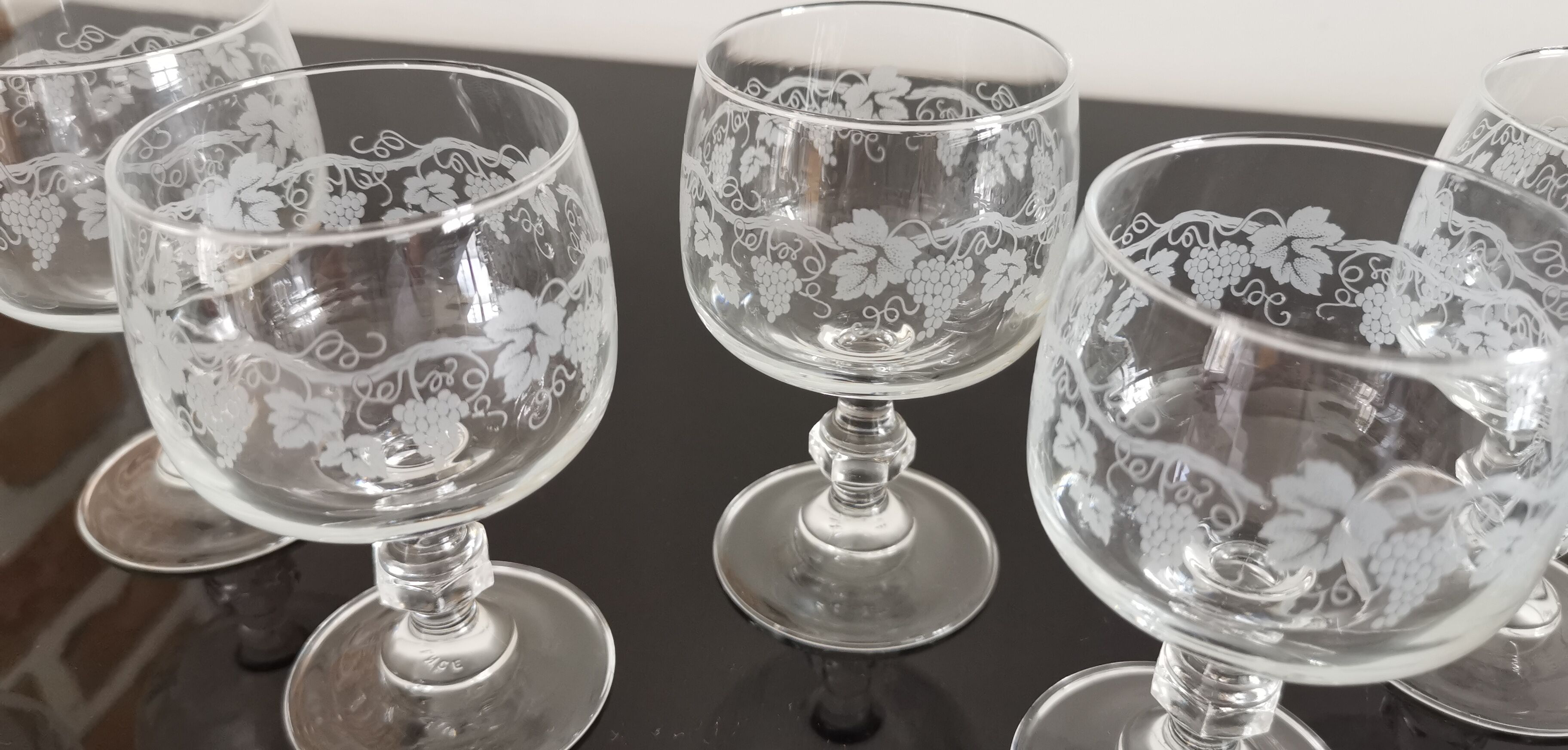 Set of 6 wine glasses on feet decoration grapes and vine shoot