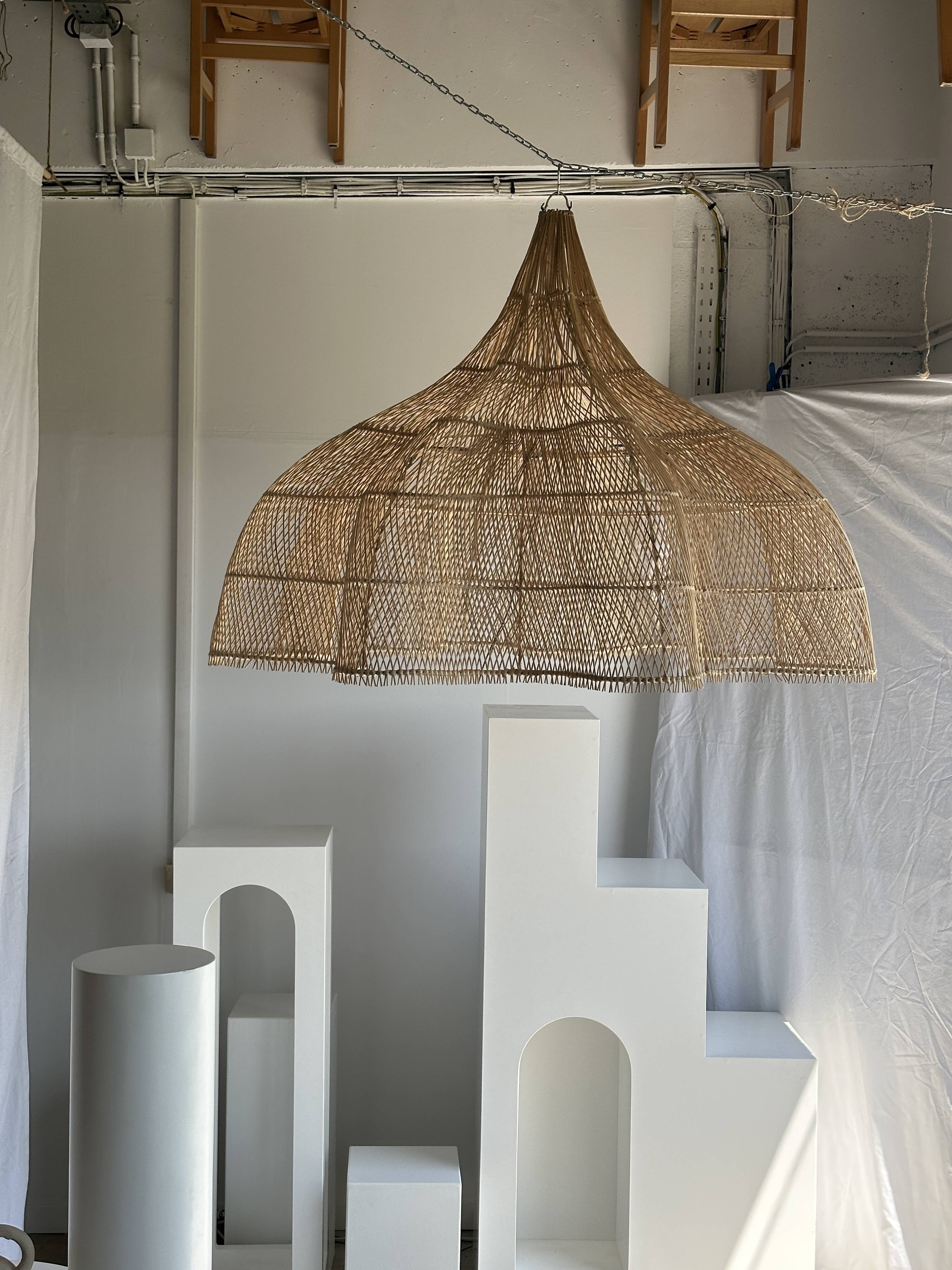 Immense rattan suspension in the shape of a flower, tulip, corolla H1m D1m50