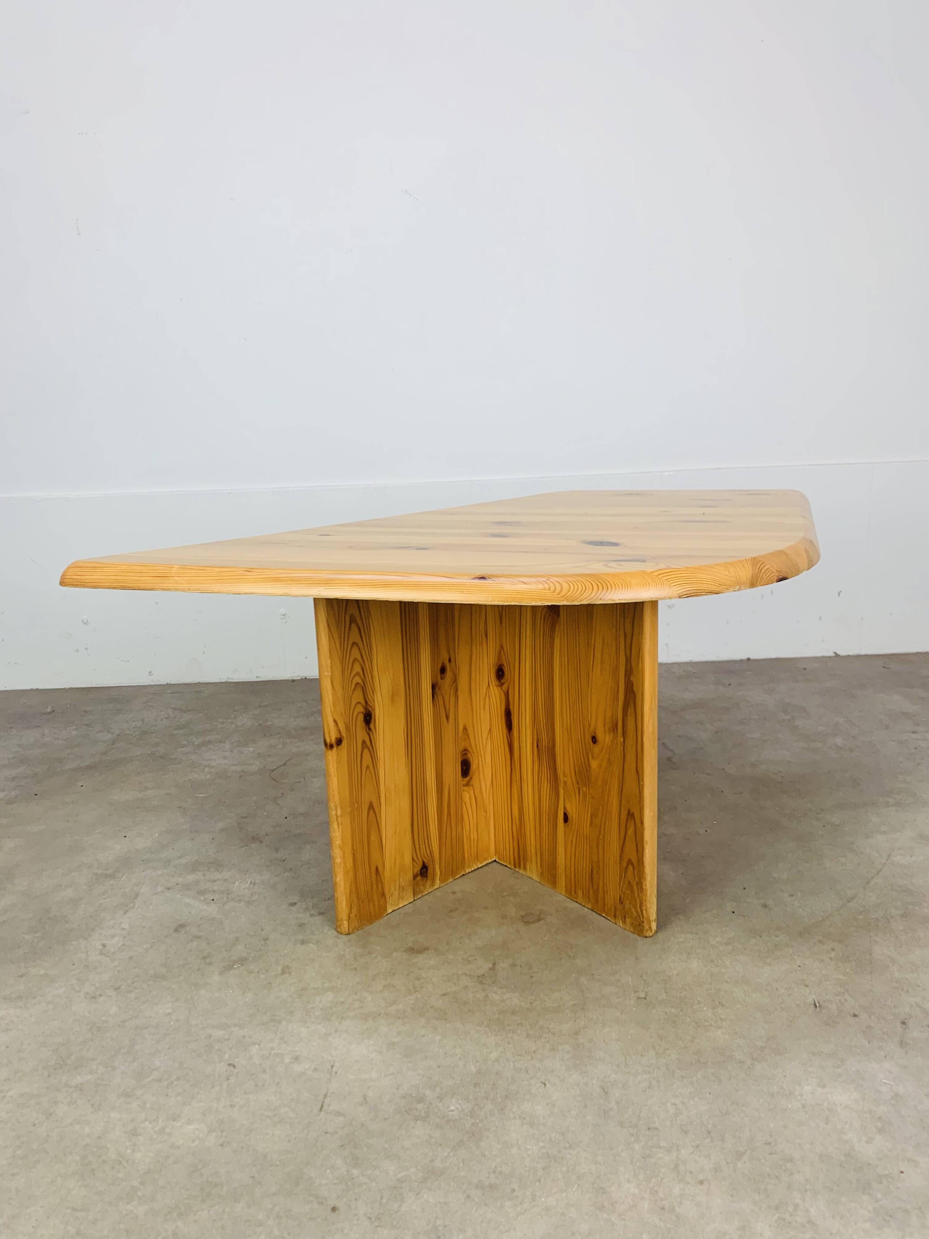Table basse en pin massif forme organique, années 80
