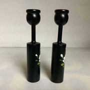 Paire de bougeoirs en bois peint