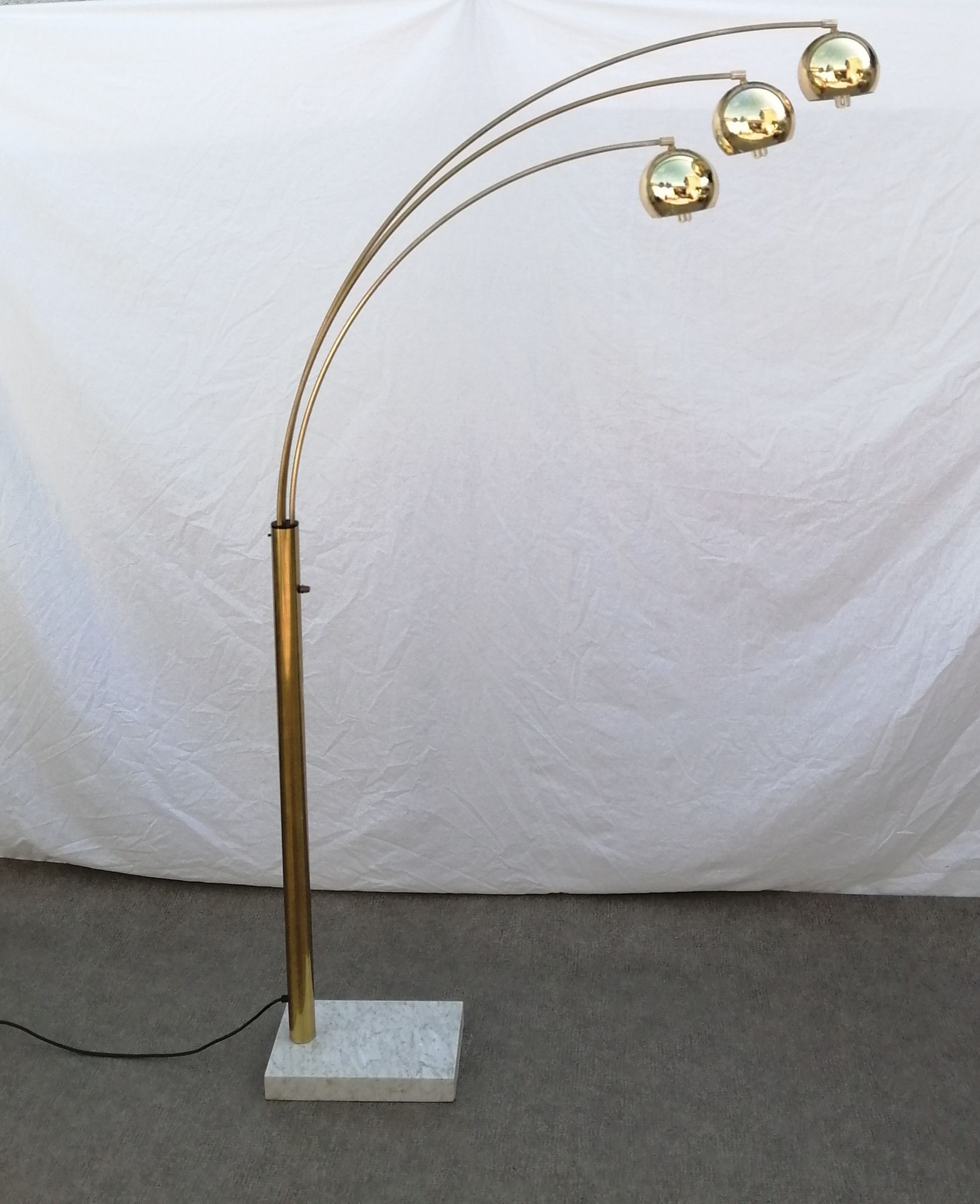 Floor lamp arc 3 globes, Space age in brass and marble by Goffredo Reggiani 1960