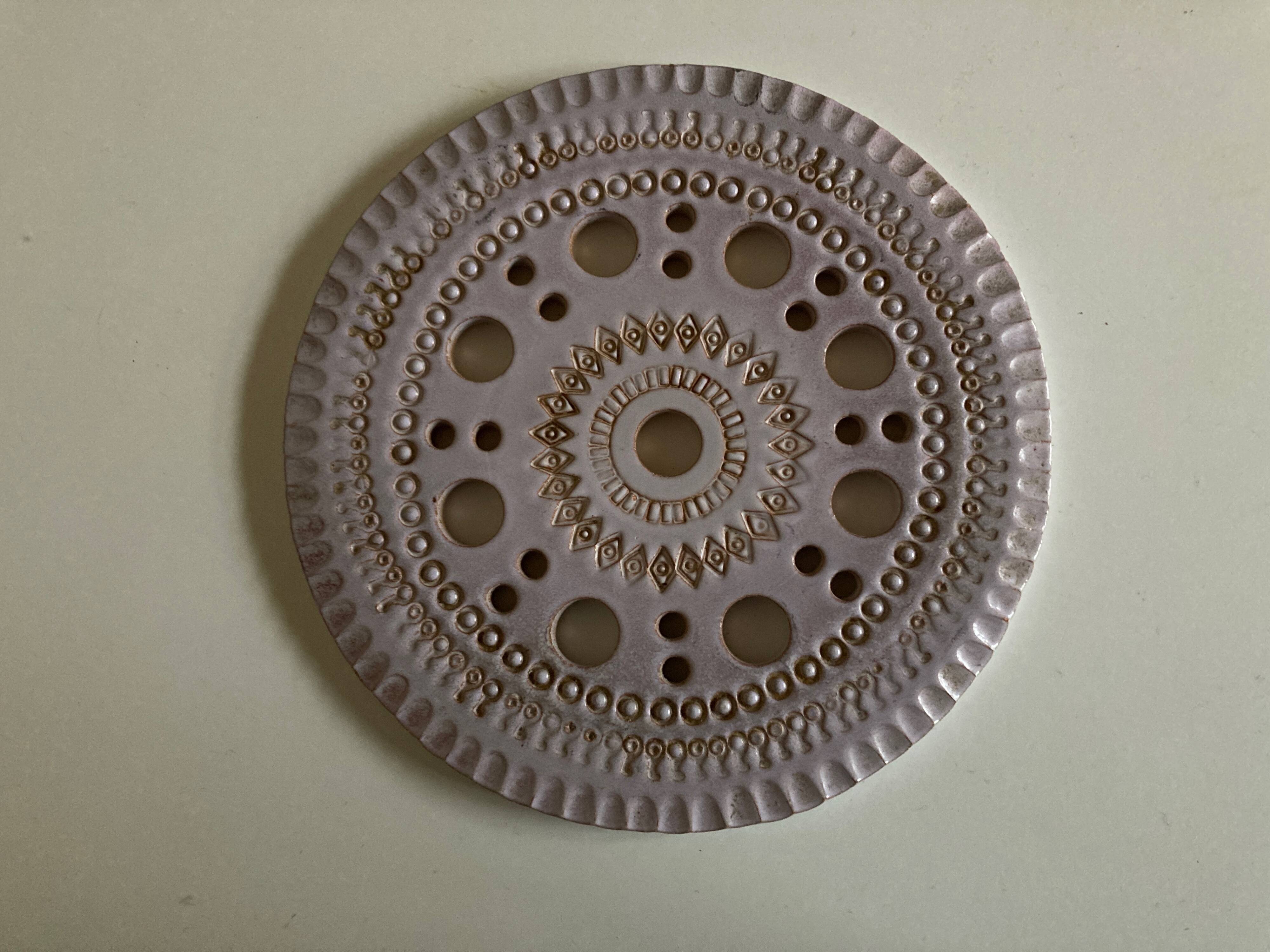 Dessous de plat de potier 1970 en grès perforé incisé