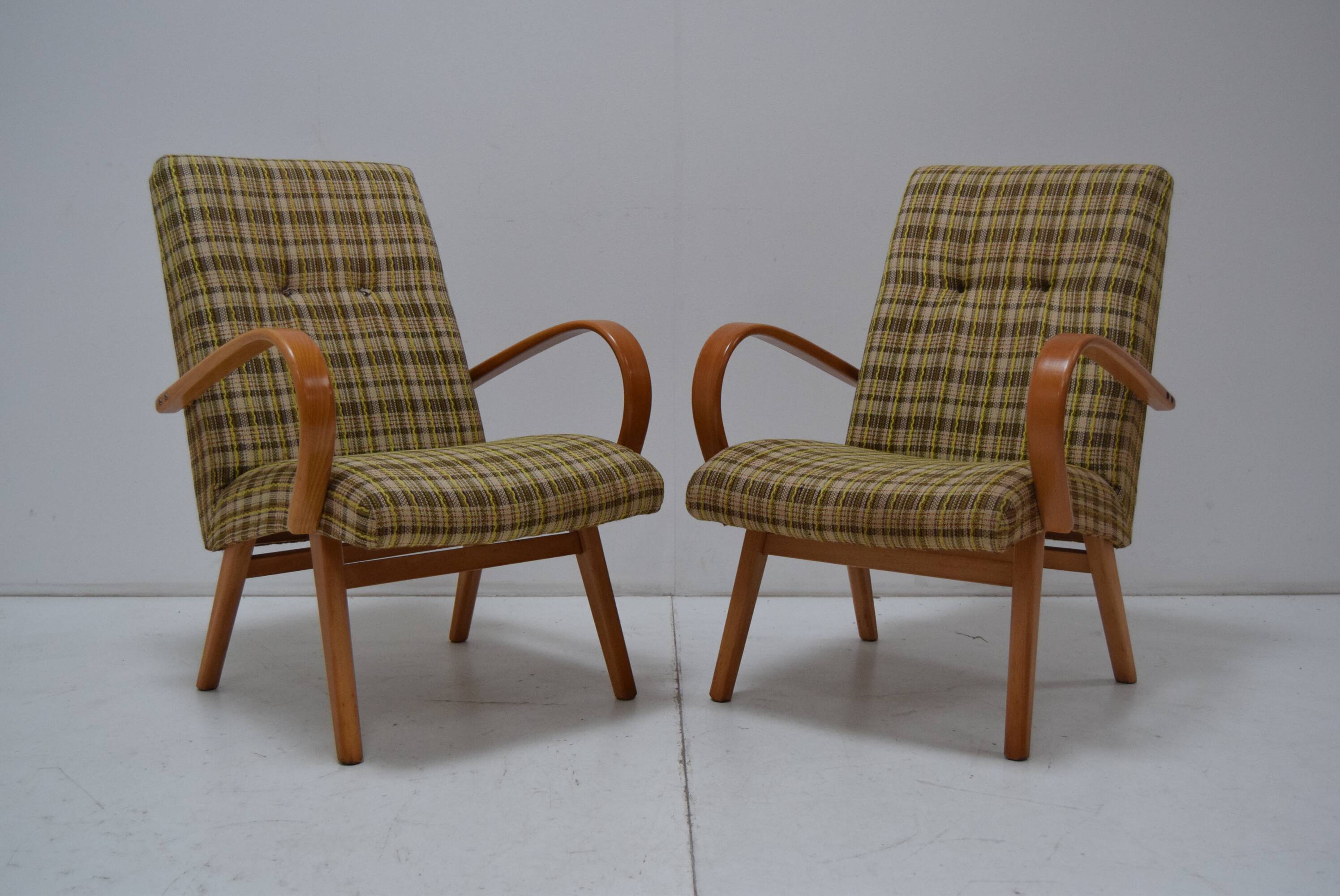 Set of two armchairs by Jaroslav Šmídek for TON, 1960s.